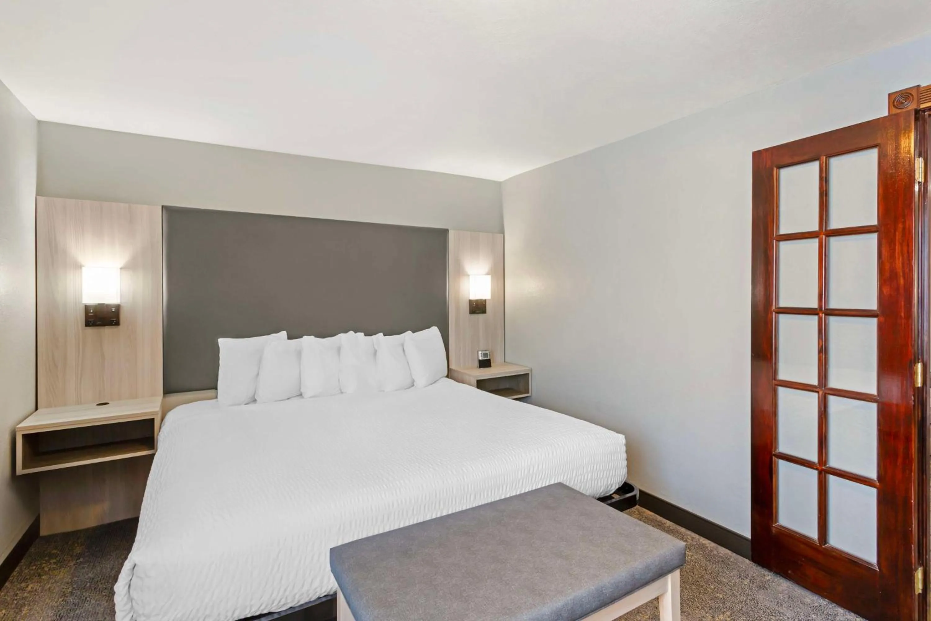 King Suite with Sofa Bed and Spa Bath - Fireplace in Best Western Plus Weston Inn