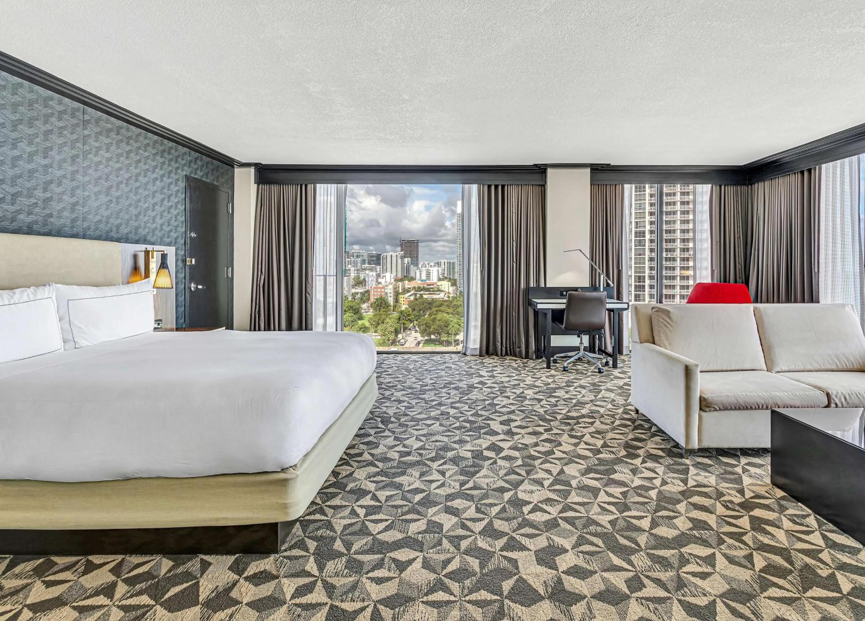 Junior King Suite with Bath Tub - Mobility Access in Hilton Miami Downtown