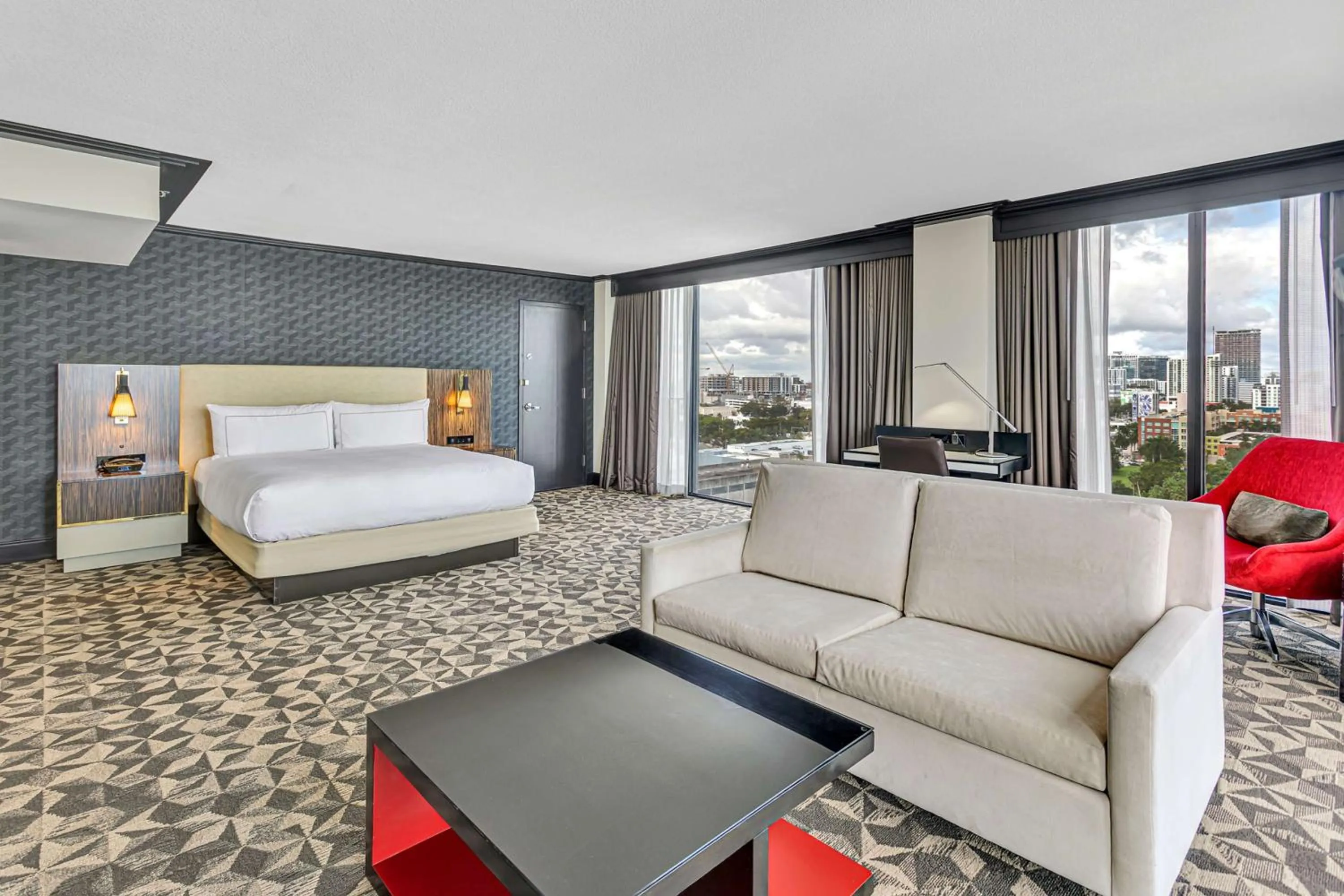 Junior King Suite with Seating Area in Hilton Miami Downtown