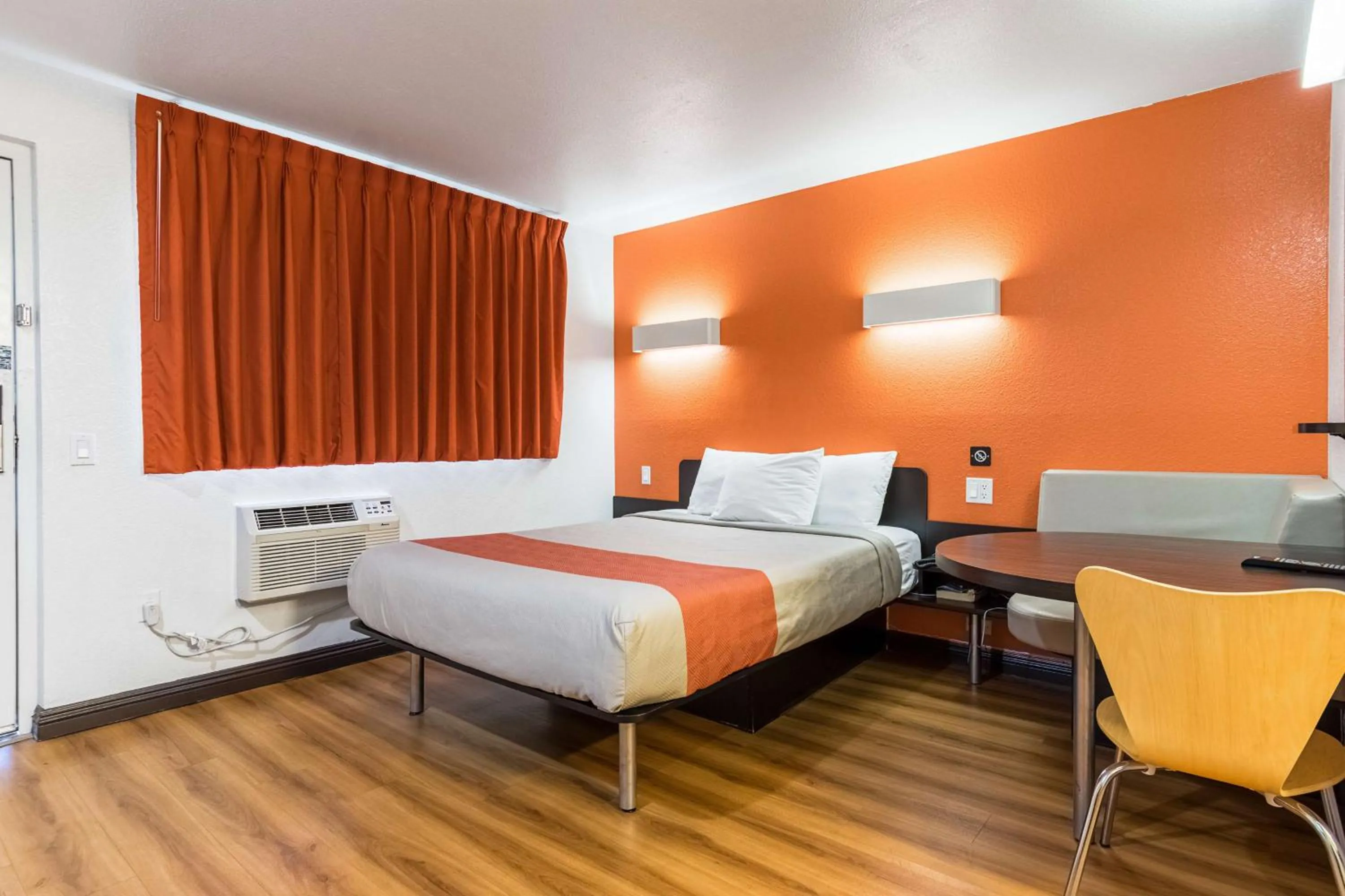 Queen Room - Non-Smoking in Motel 6 Riverside, CA - UCR East