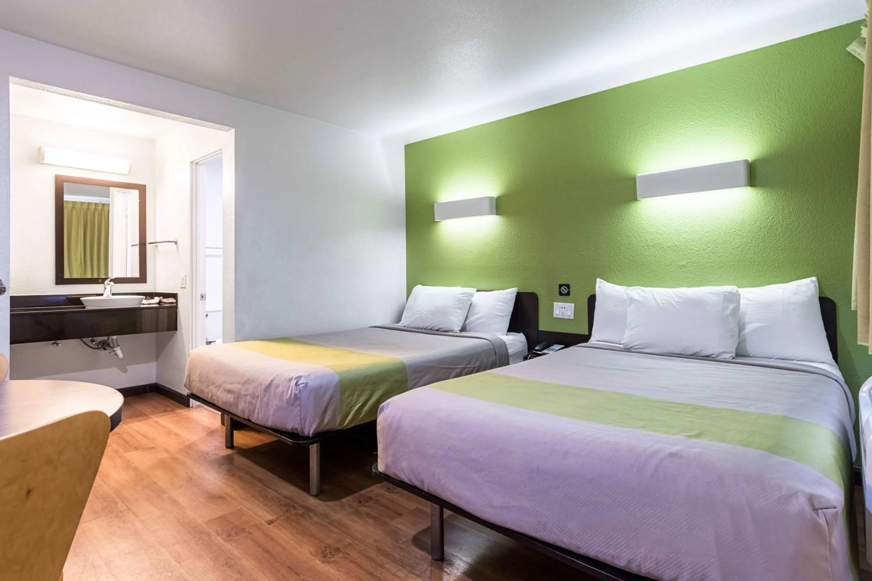 Double Room - Disability Access - Non-Smoking in Motel 6 Riverside, CA - UCR East