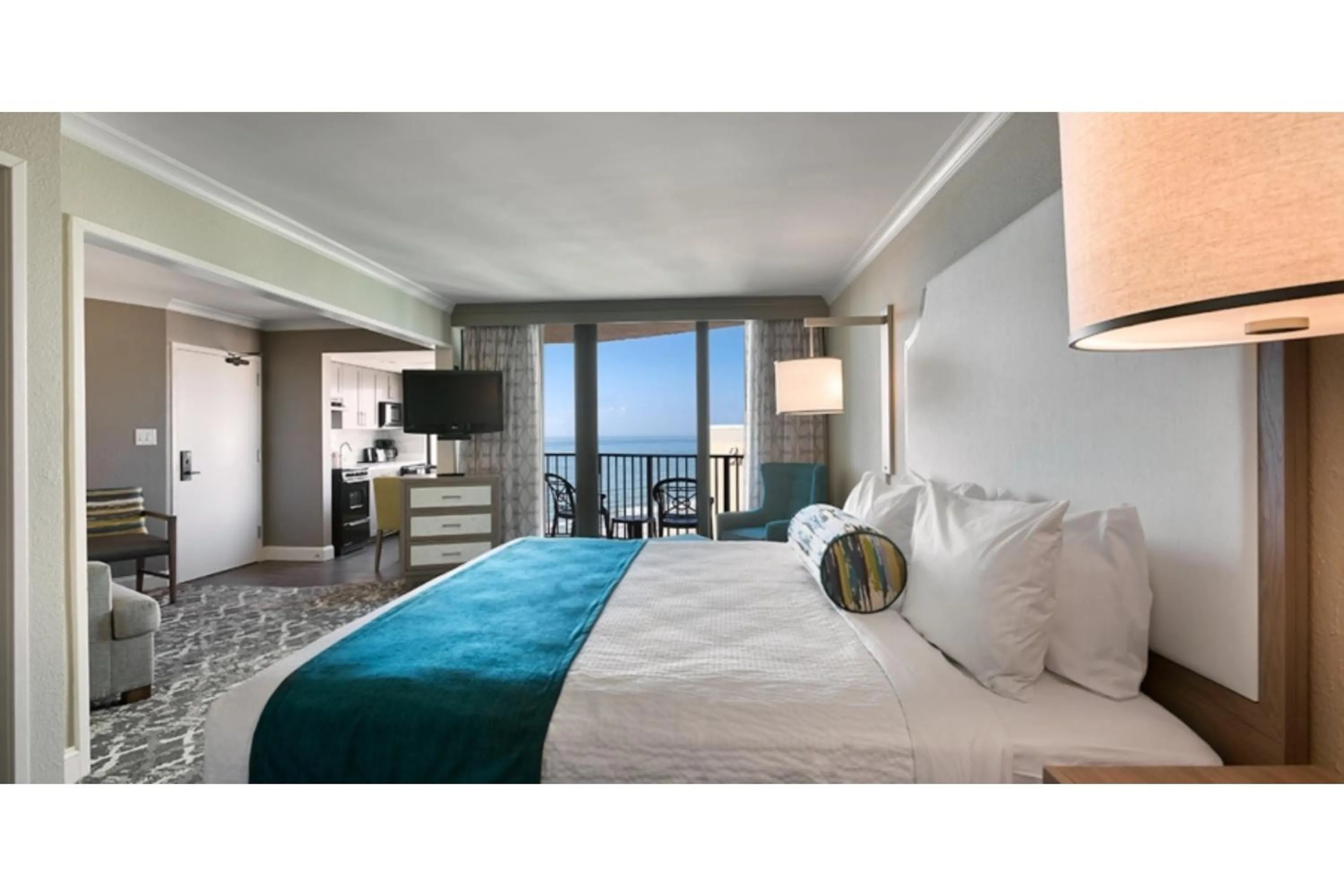 King Suite with Spa Bath in Breakers Resort Hotel