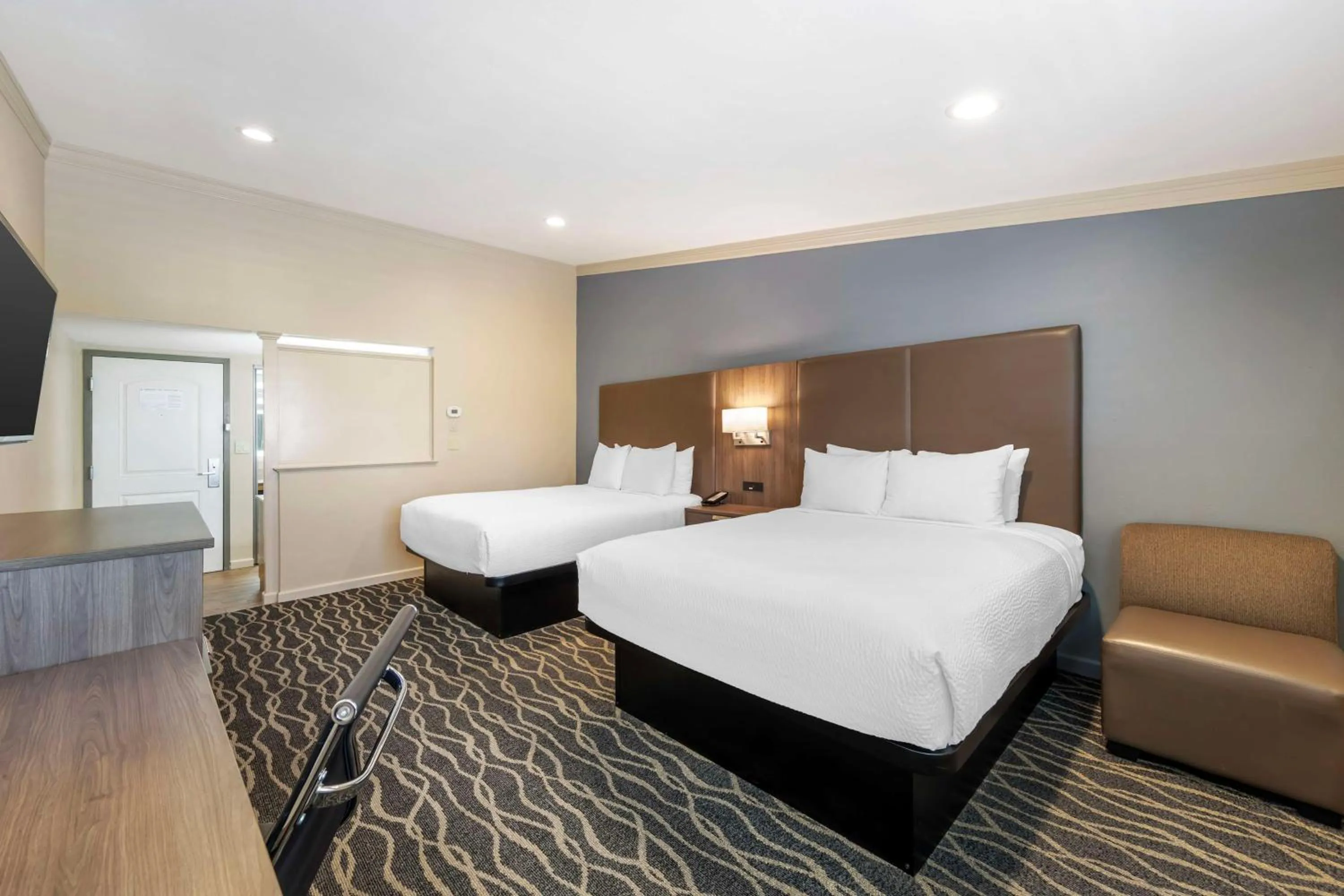 Queen Room with Two Queen Beds and Roll-In Shower - Mobility Accessible/Non-Smoking in Best Western Plus Hill House