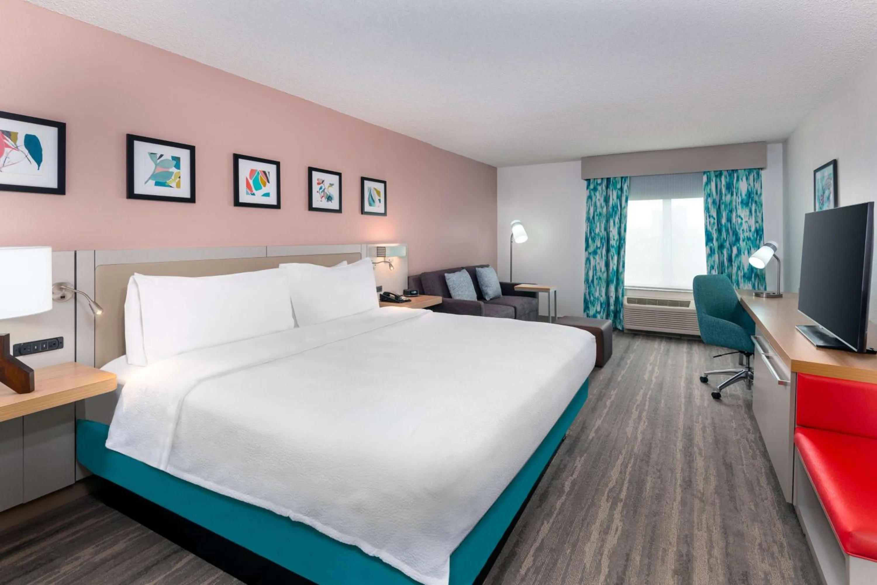 King Room with Sofa Bed and Pool View in Hilton Garden Inn Orlando International Drive North