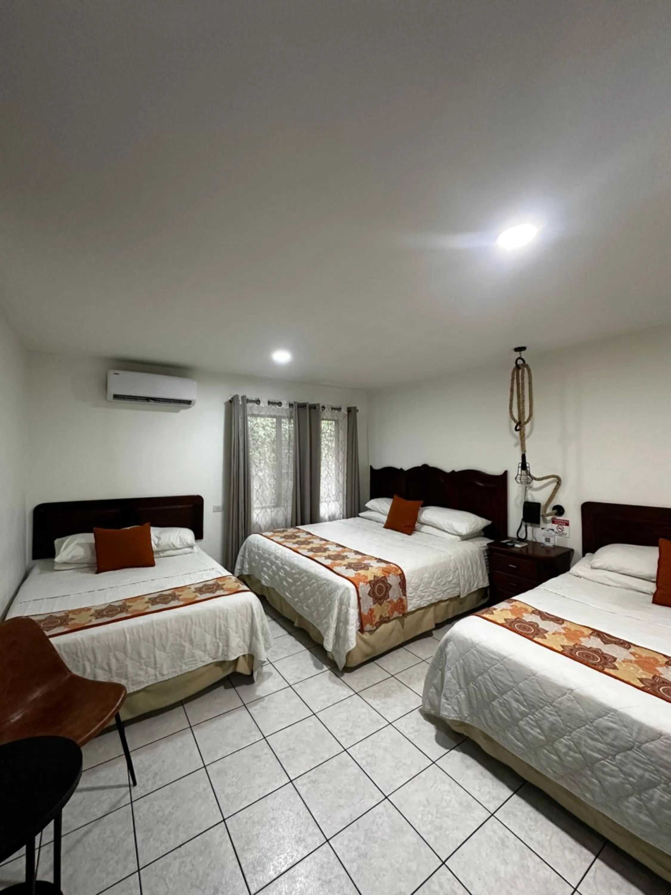 1 King Bed, 2 Queen Beds / Family Room in Berlor Airport Inn