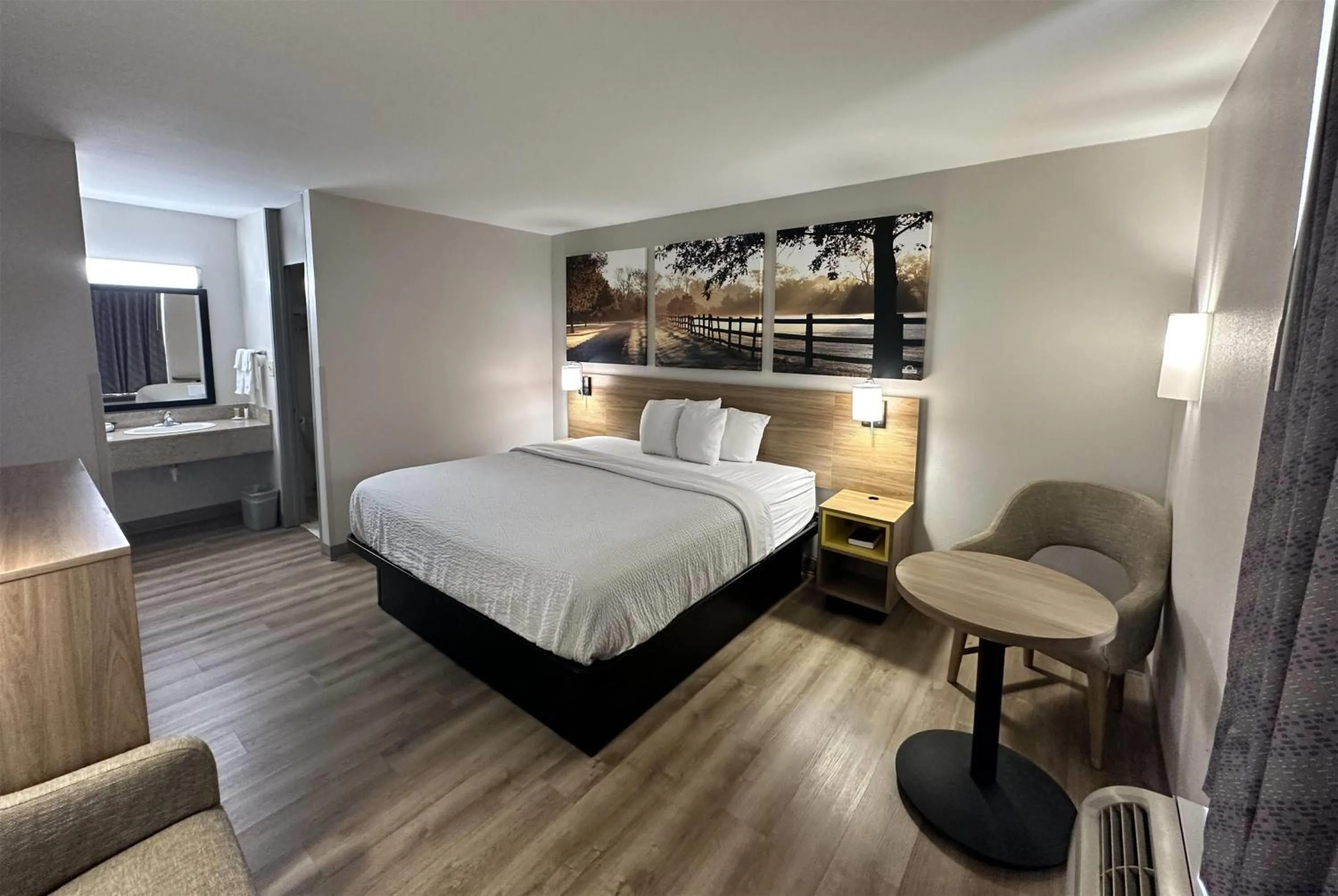 King Room - Non-Smoking in Days Inn by Wyndham Adel I-75