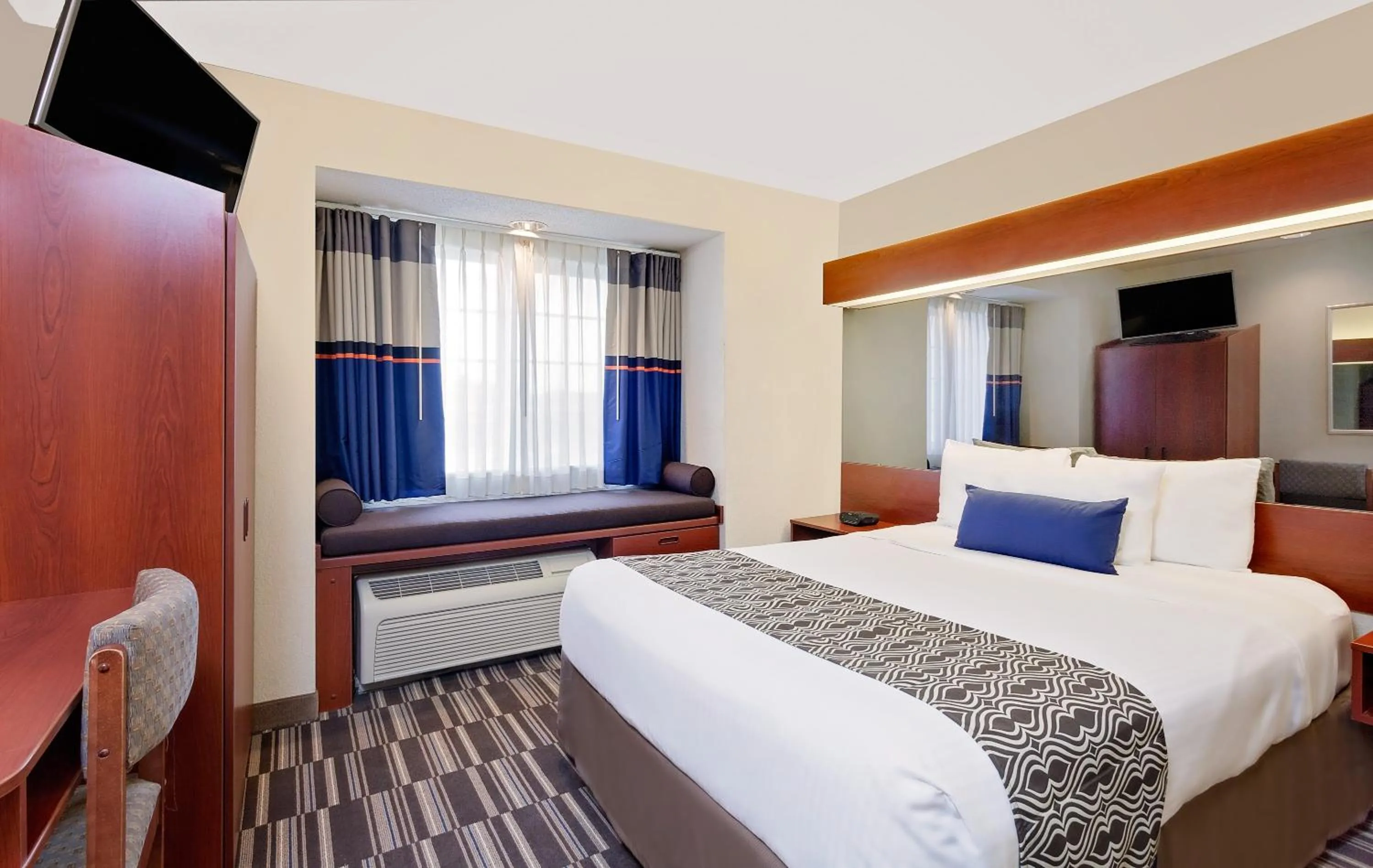 Queen Room with Roll-In Shower - Mobility/Hearing Accessible - Non-Smoking in Microtel Inn & Suites by Wyndham Middletown