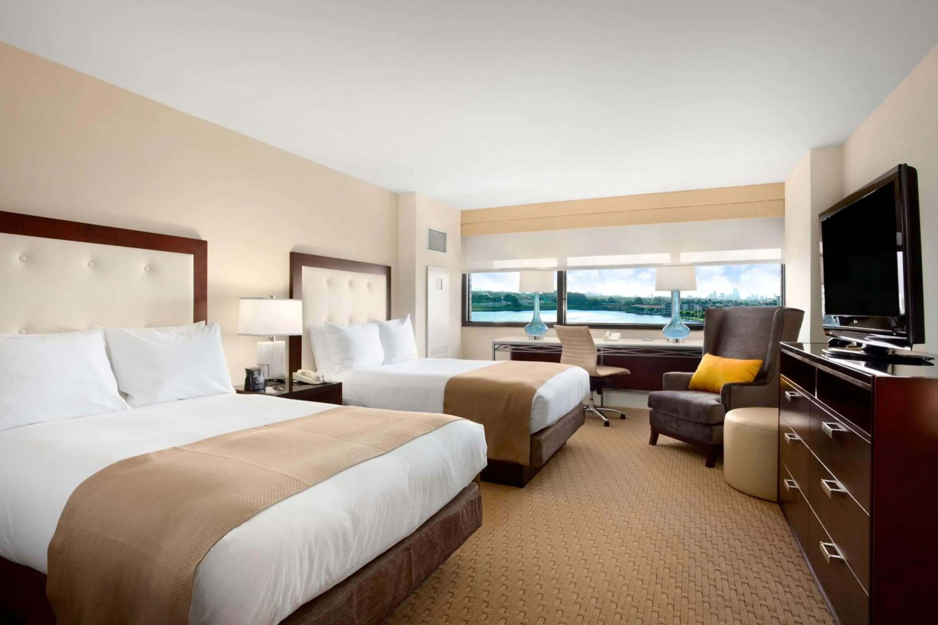 Queen Room with Two Queen Beds and Lagoon View in Hilton Miami Airport Blue Lagoon