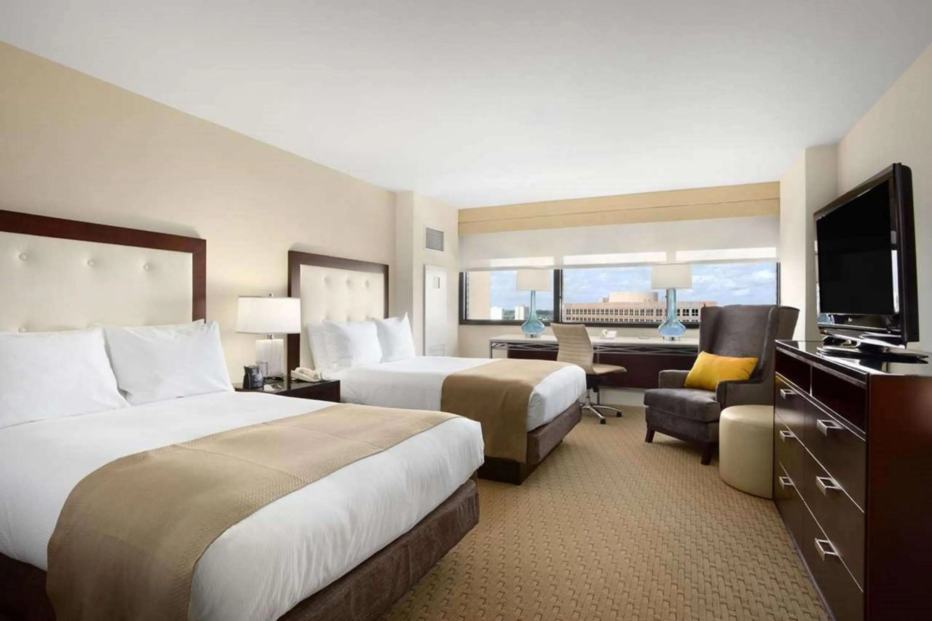 Room with Two Queen Beds and Bath Tub - Mobility Access in Hilton Miami Airport Blue Lagoon