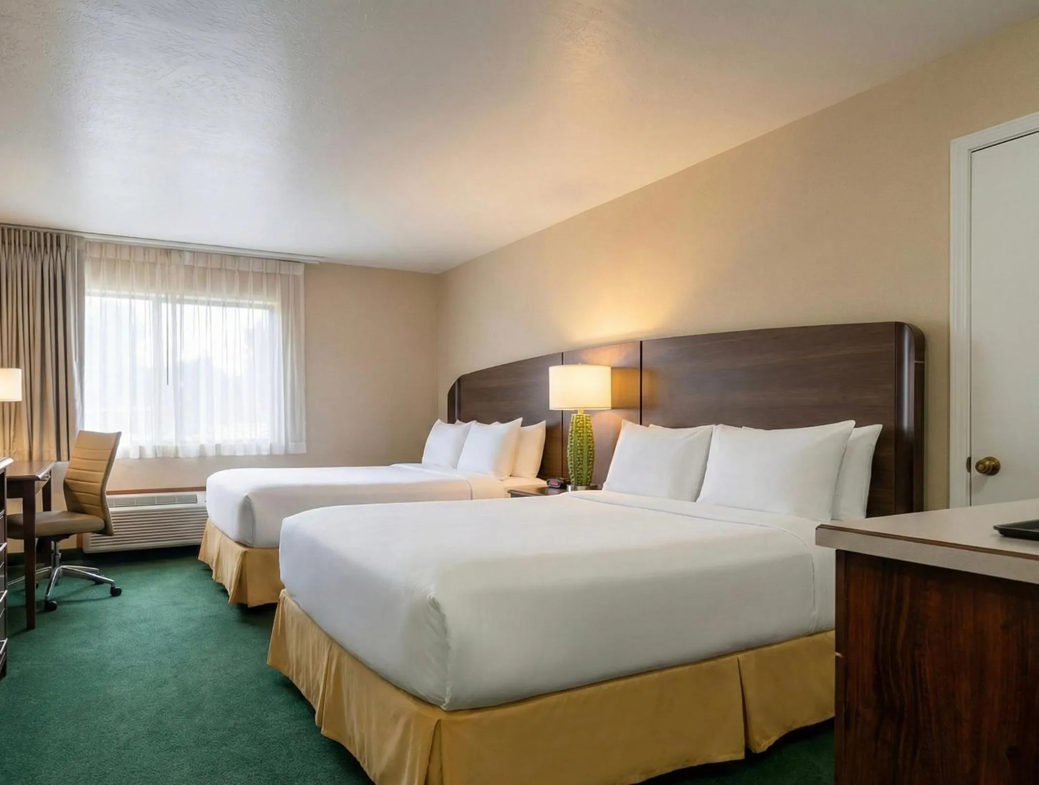 Queen Room with Two Queen Beds in Rogue Regency Inn Medford Airport