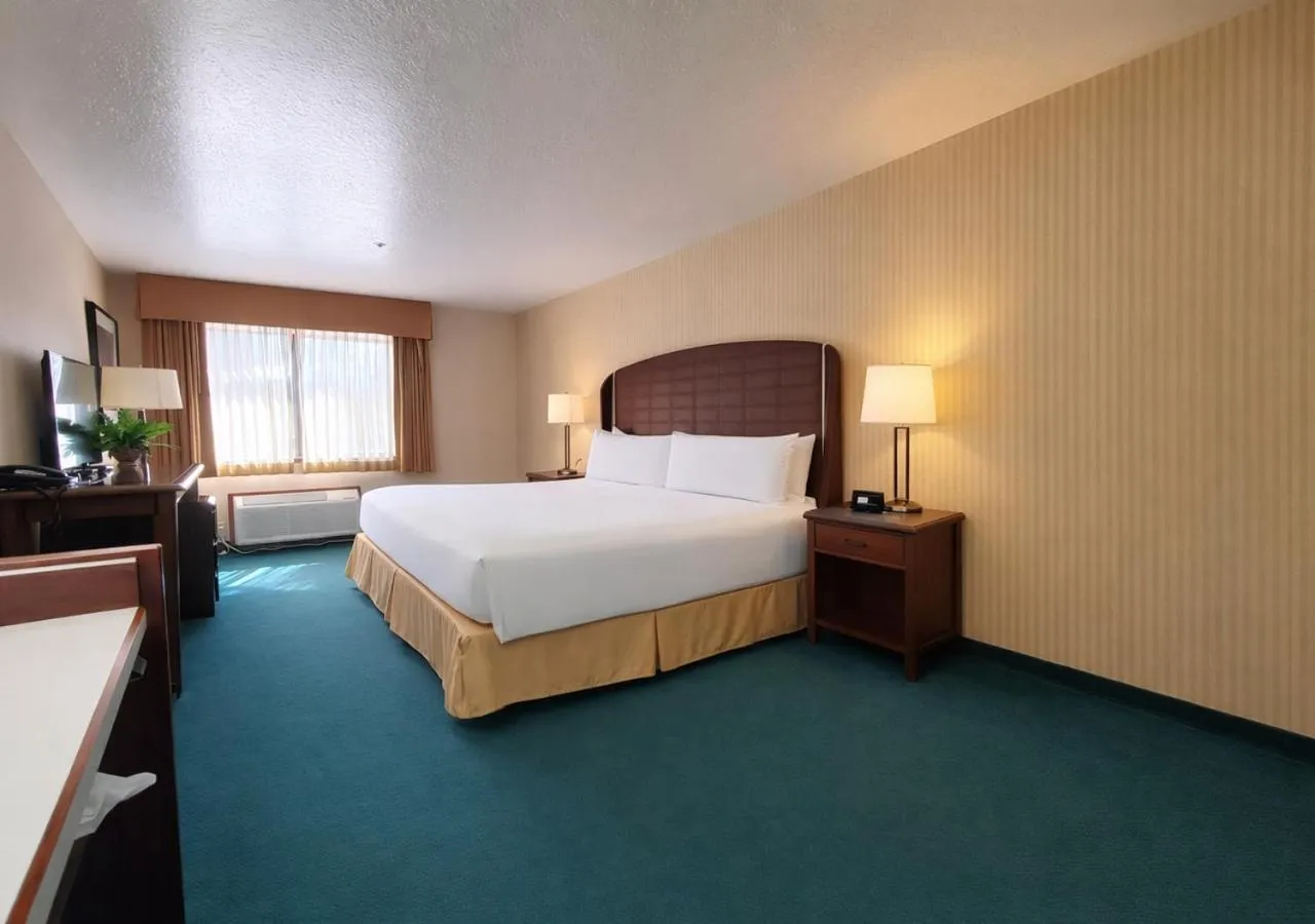King Room in Rogue Regency Inn Medford Airport