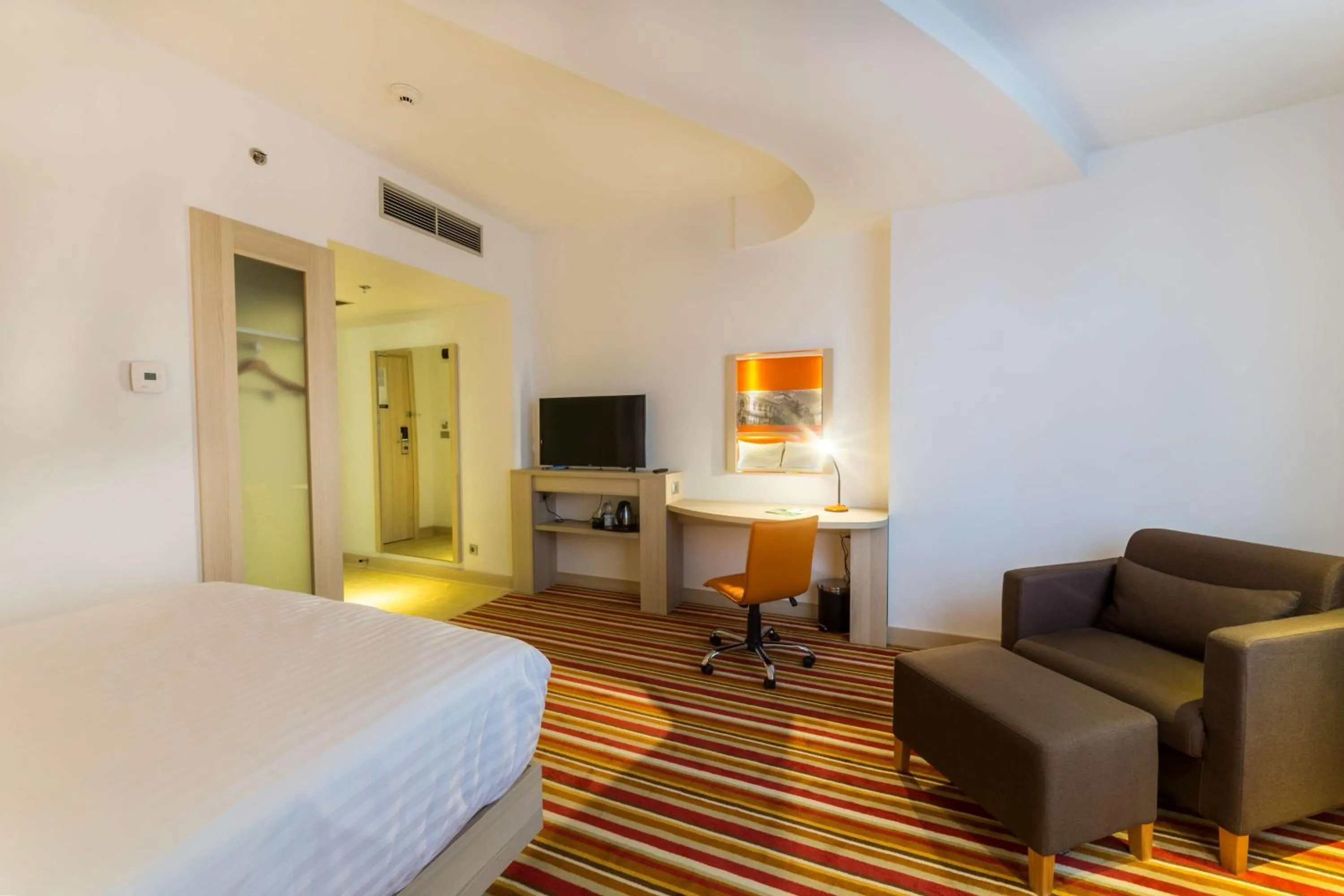 Queen Room in Hampton By Hilton Iasi