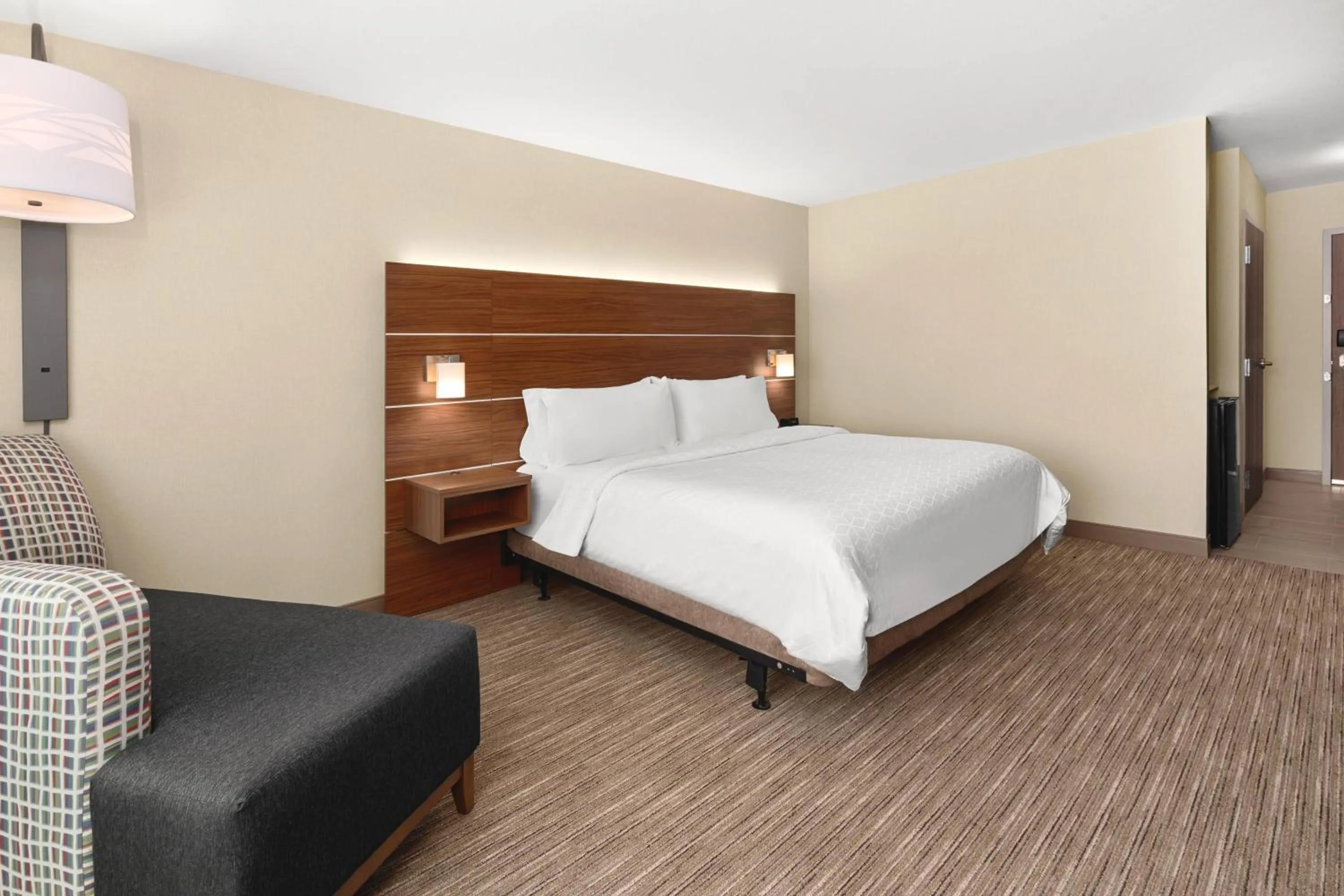 King Suite with Tub and Sofa Bed - Mobility Accessible in Holiday Inn Express Hotel & Suites Willows by IHG