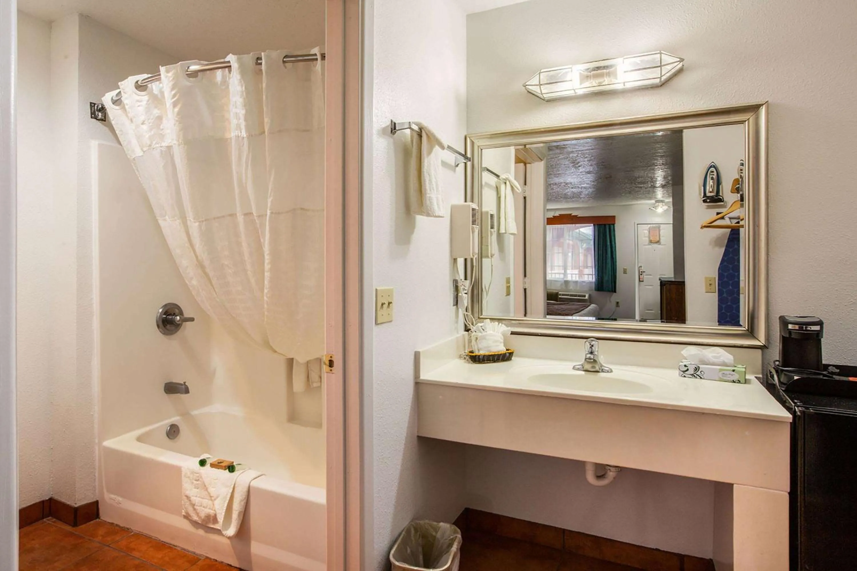 Suite with One King Bed, One Queen Bed and Tub with Grab Bars - Mobility Accessible/Non-Smoking in Sandia Peak Inn Old Town ABQ, a Howard Johnson by Wyndham