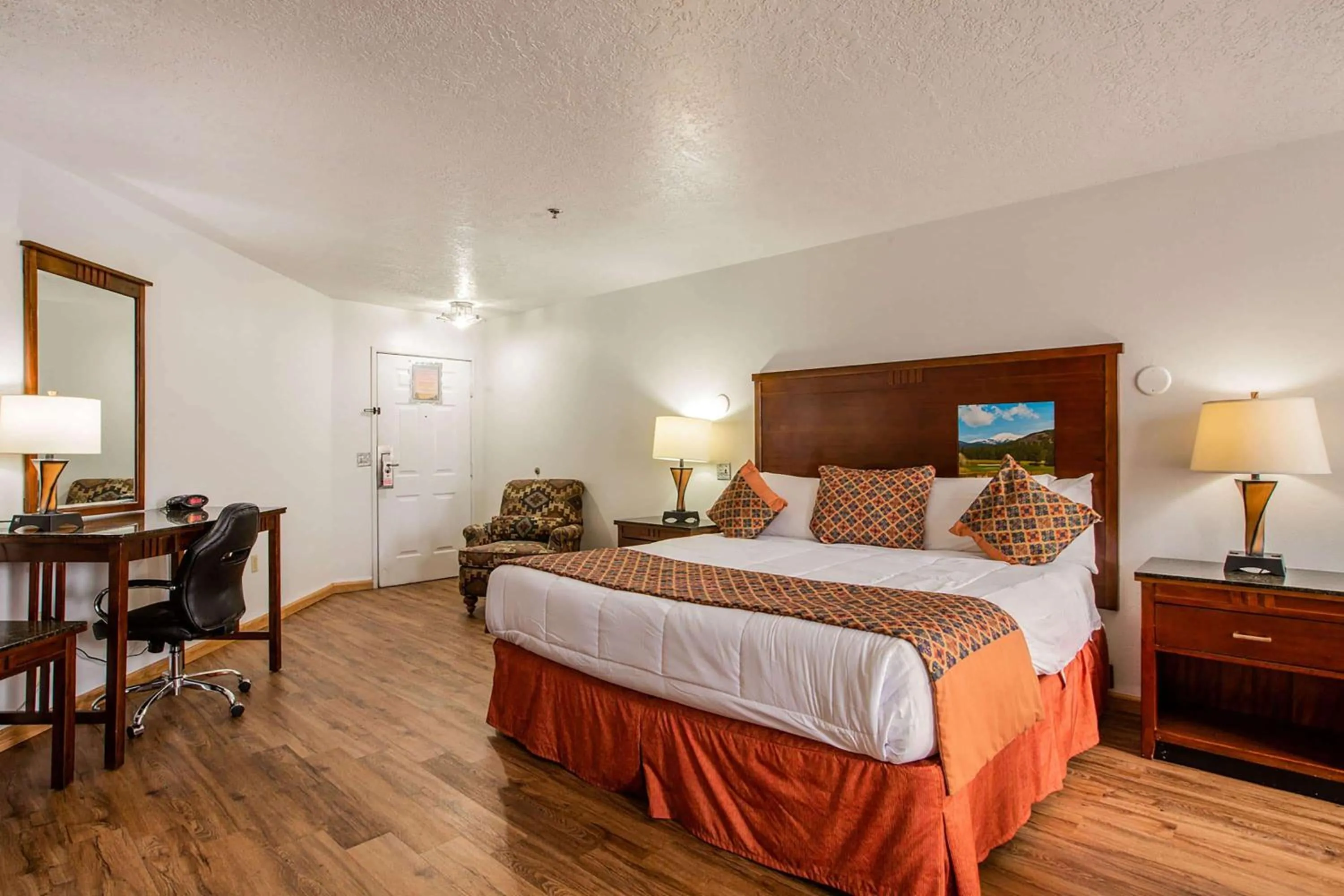 King Room with Mobility Access and Bathtub with Grab Bars, Non-Smoking in Sandia Peak Inn Old Town ABQ, a Howard Johnson by Wyndham