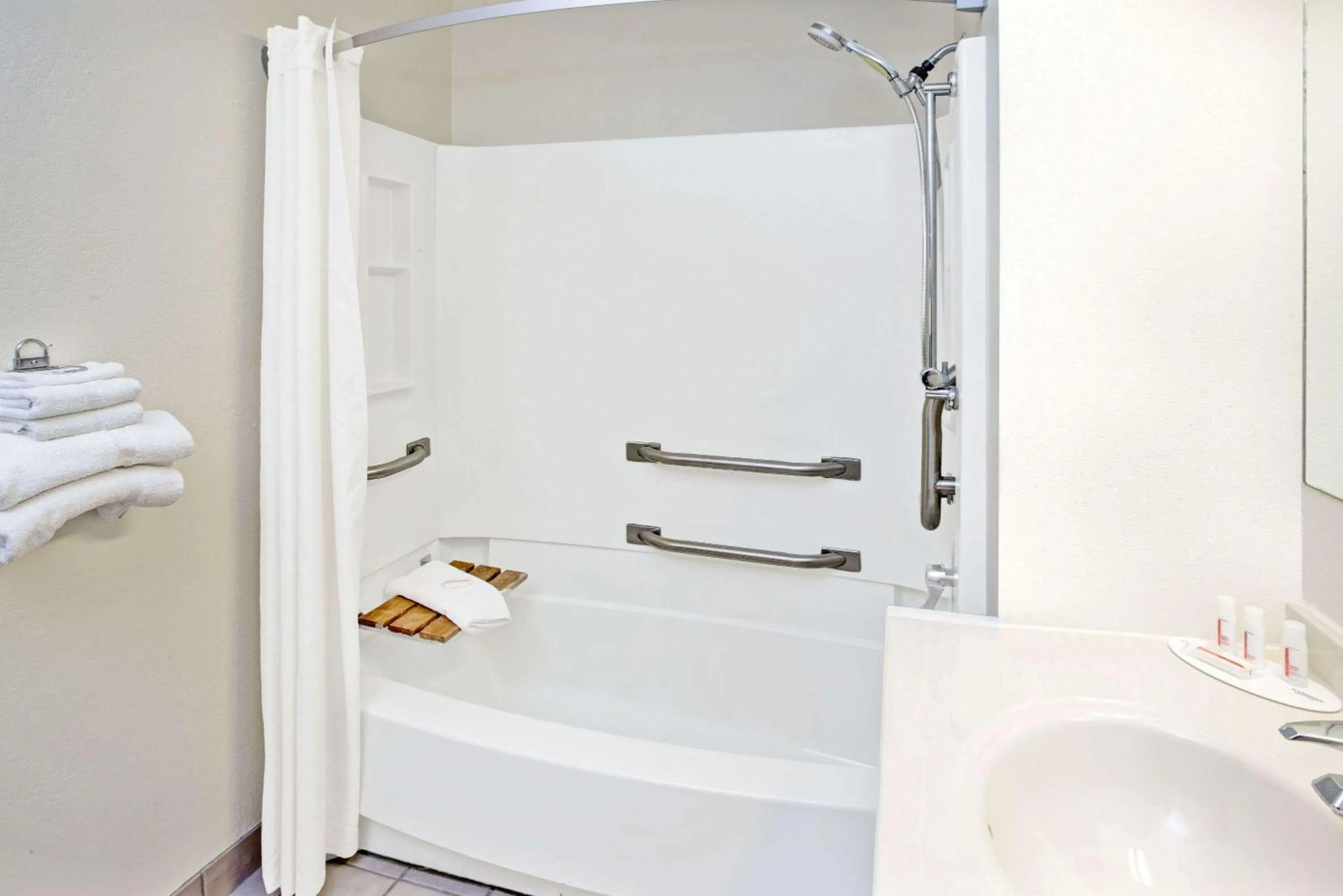 Queen Room - Mobility Access/Non-Smoking in Super 8 by Wyndham Mokena/Frankfort /I-80