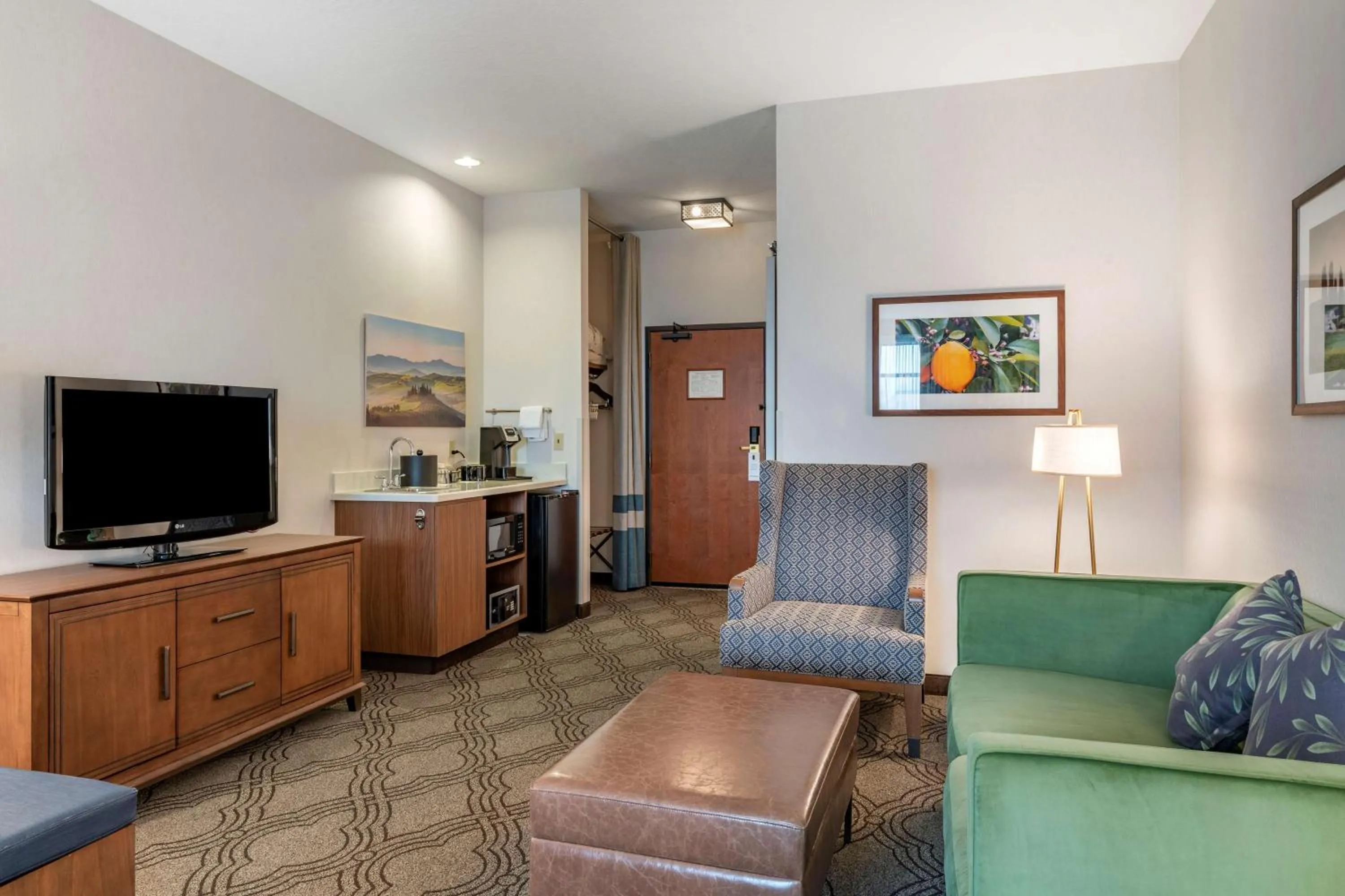 Queen Suite with Roll-In Shower and Sofa Bed - Mobility Accessible/Non-Smoking in Best Western Premier Pasco Inn and Suites