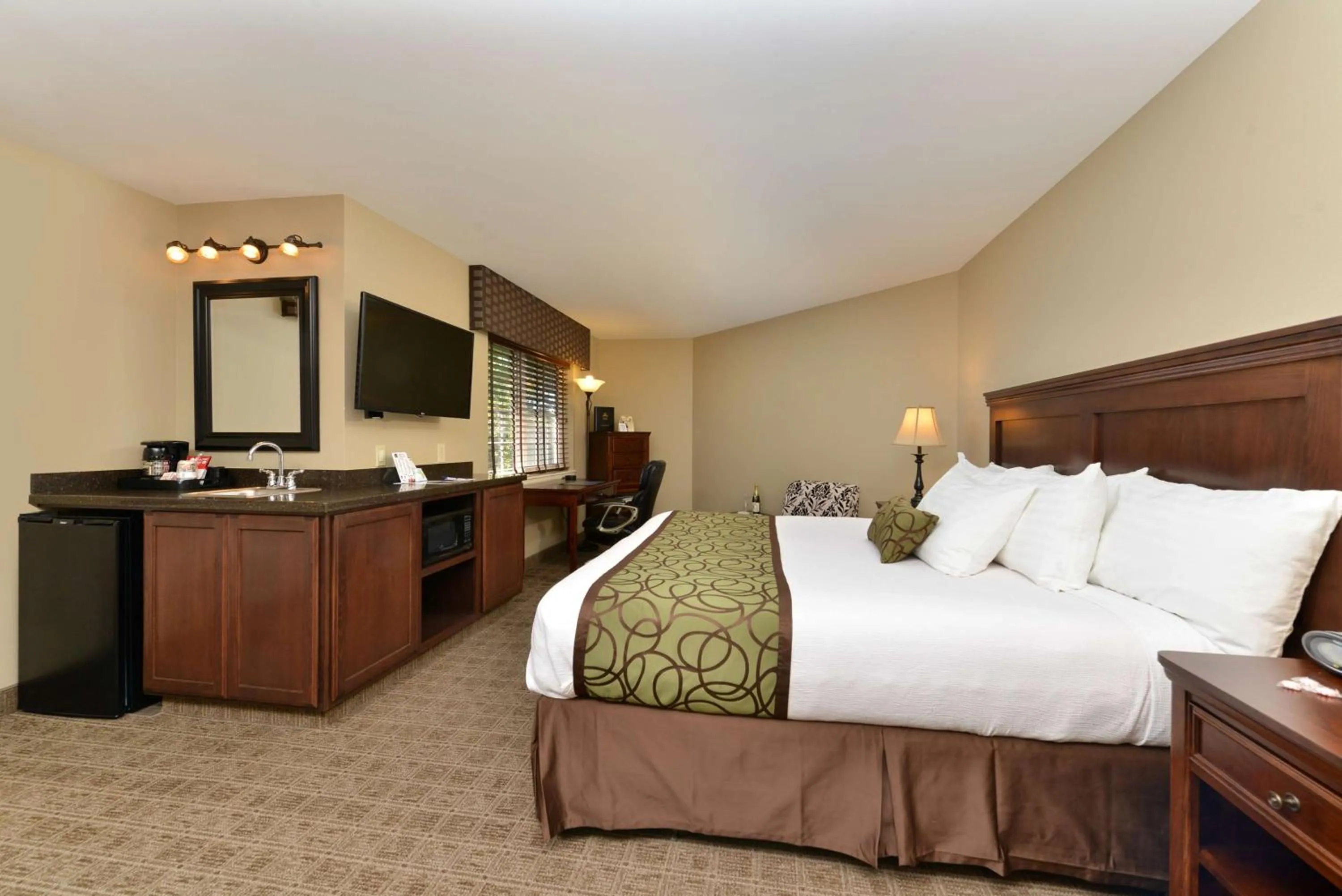 King Suite with Jetted Tub - Disability Access/Non-Smoking in Best Western Plus Kennewick Inn