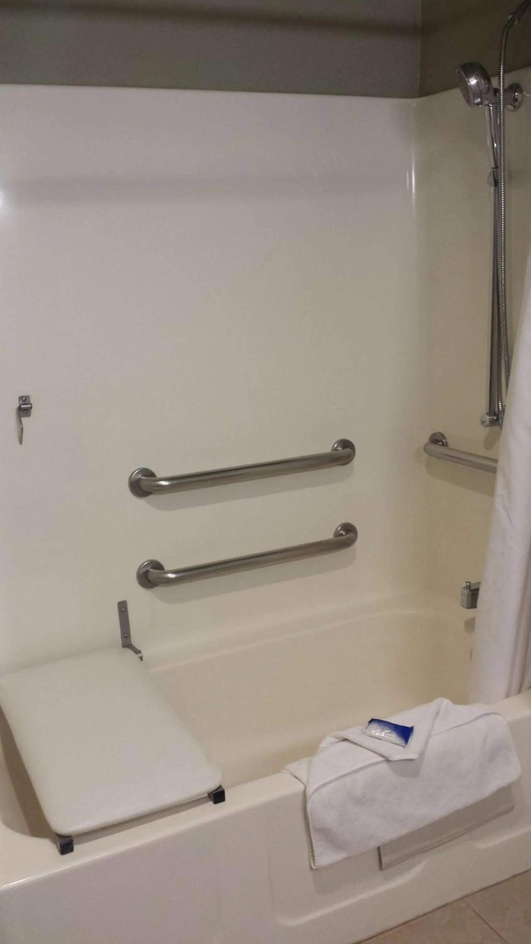 King Room with Bath Tub - Mobility Accessible/Communication Assistance in Best Western Plus Kennewick Inn