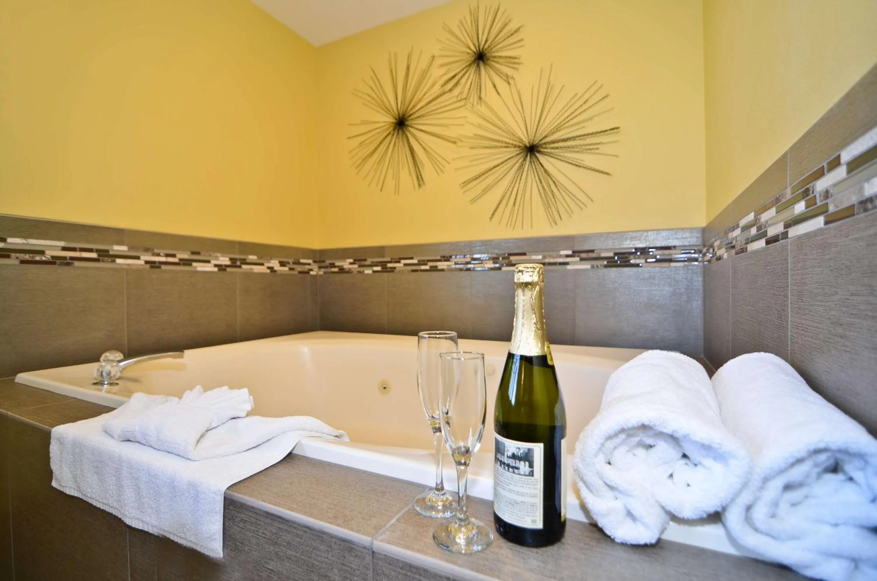 King Suite with Spa Bath and Fireplace - Non-Smoking in Best Western Plus Kennewick Inn