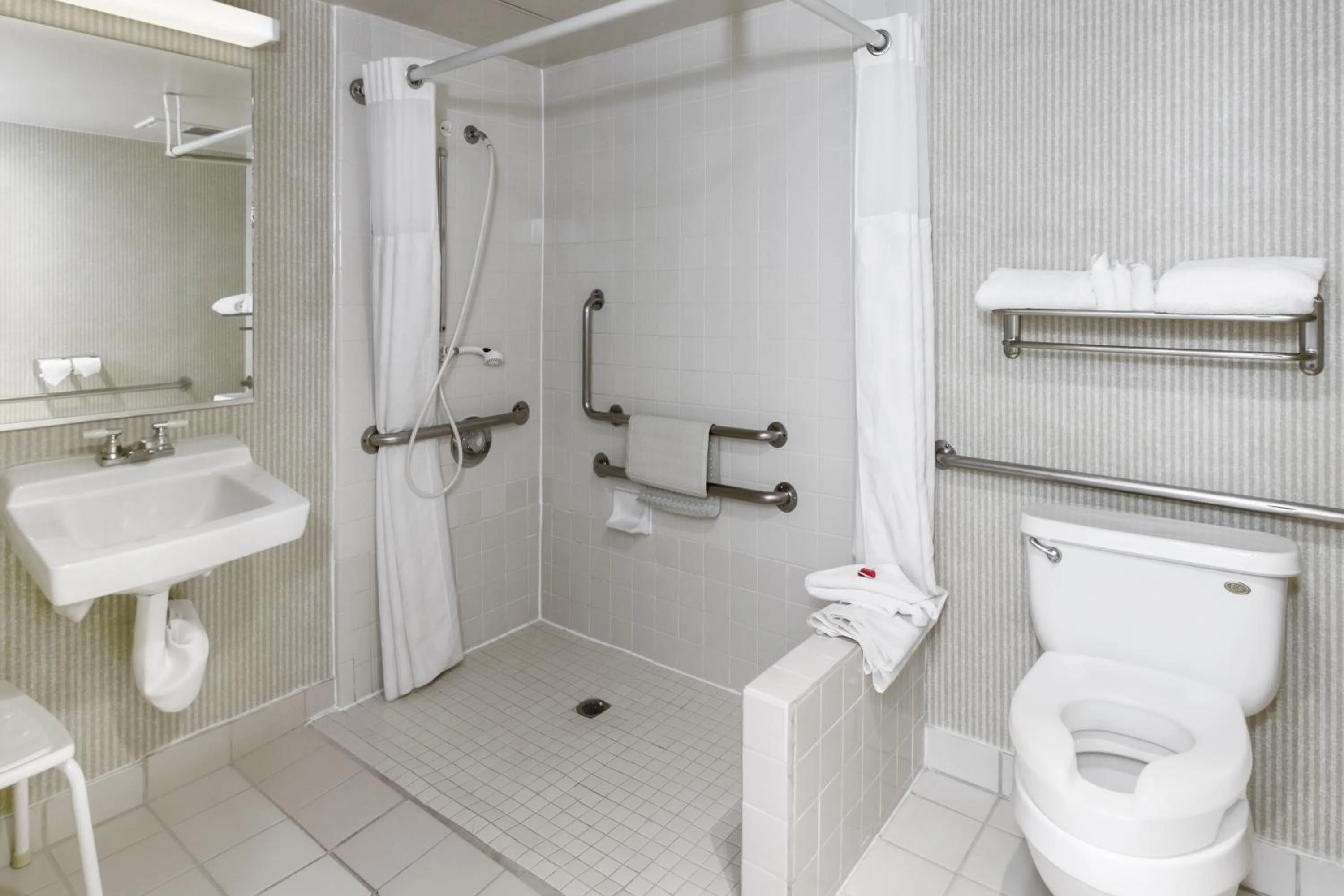 King Room - Mobility/Hearing Impaired Access - Non-Smoking in Ramada by Wyndham Costa Mesa/Newport Beach