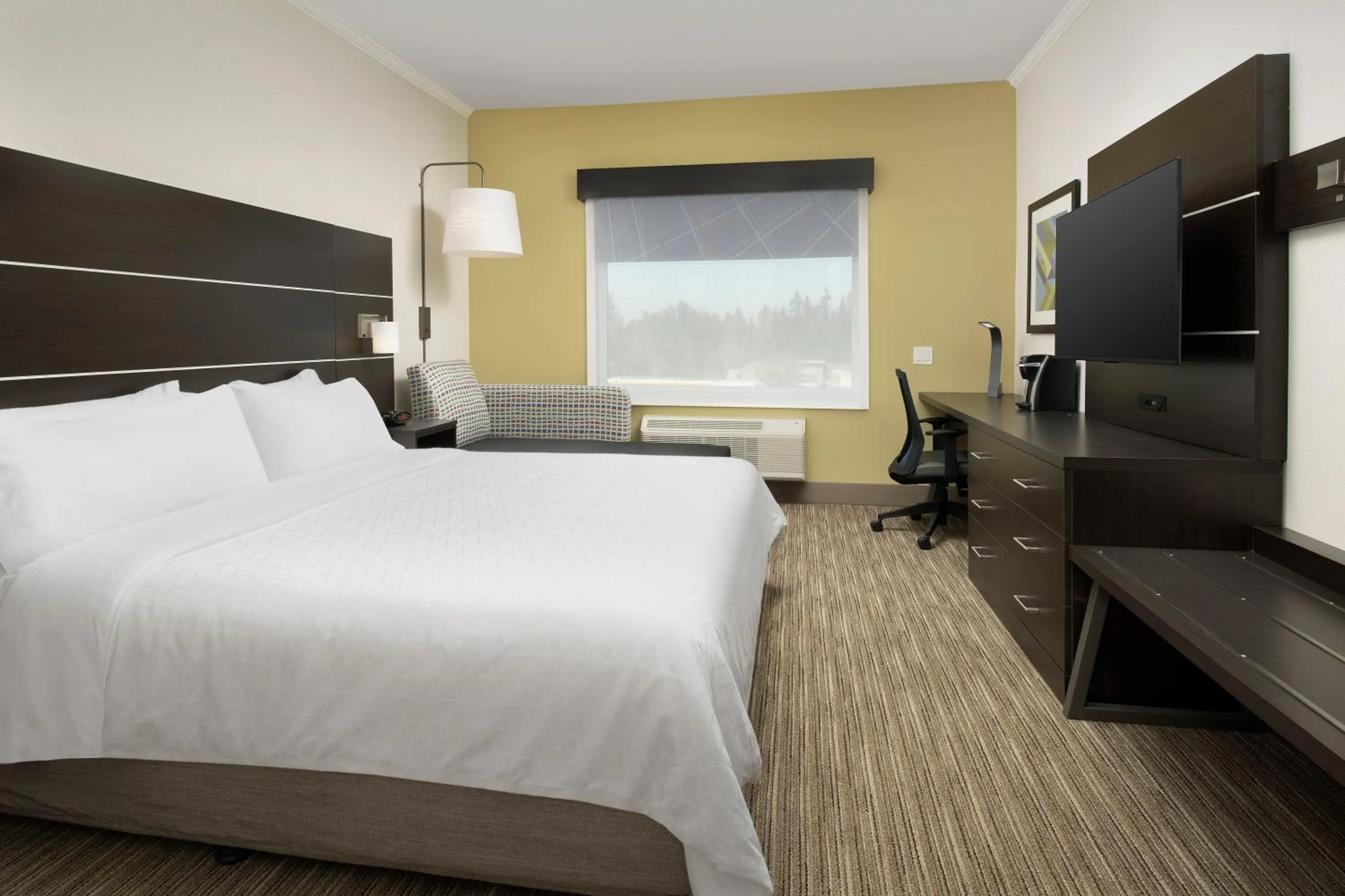 King Room - Hearing Accessible - Roll-in Shower in Holiday Inn Express Puyallup by IHG