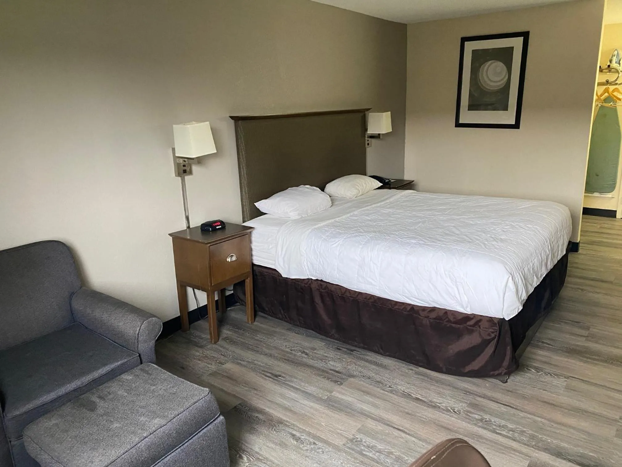 Standard King Room in Motel 6 Rochester, NY - Airport