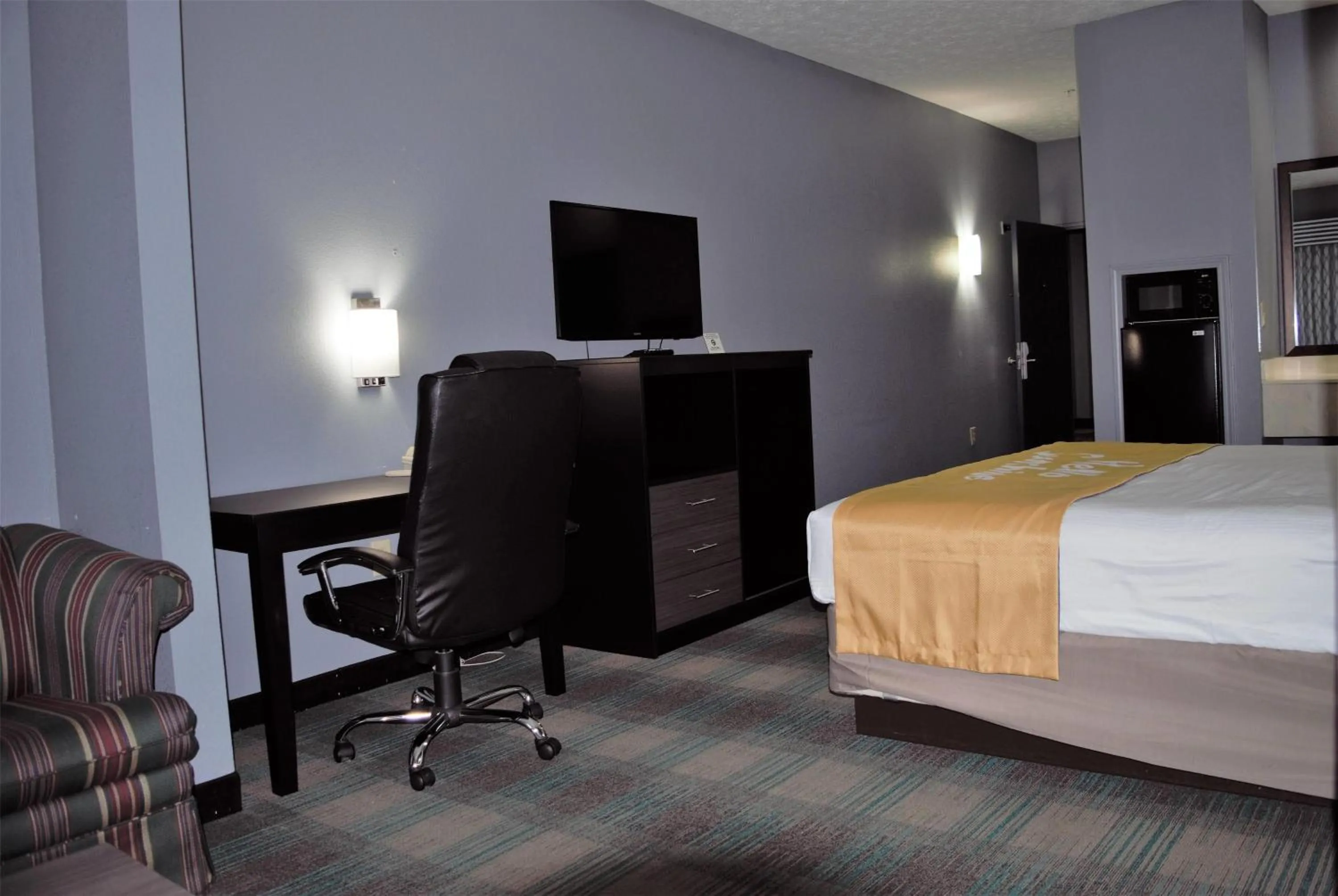 King Suite -  Non-Smoking in Days Inn by Wyndham Montgomery