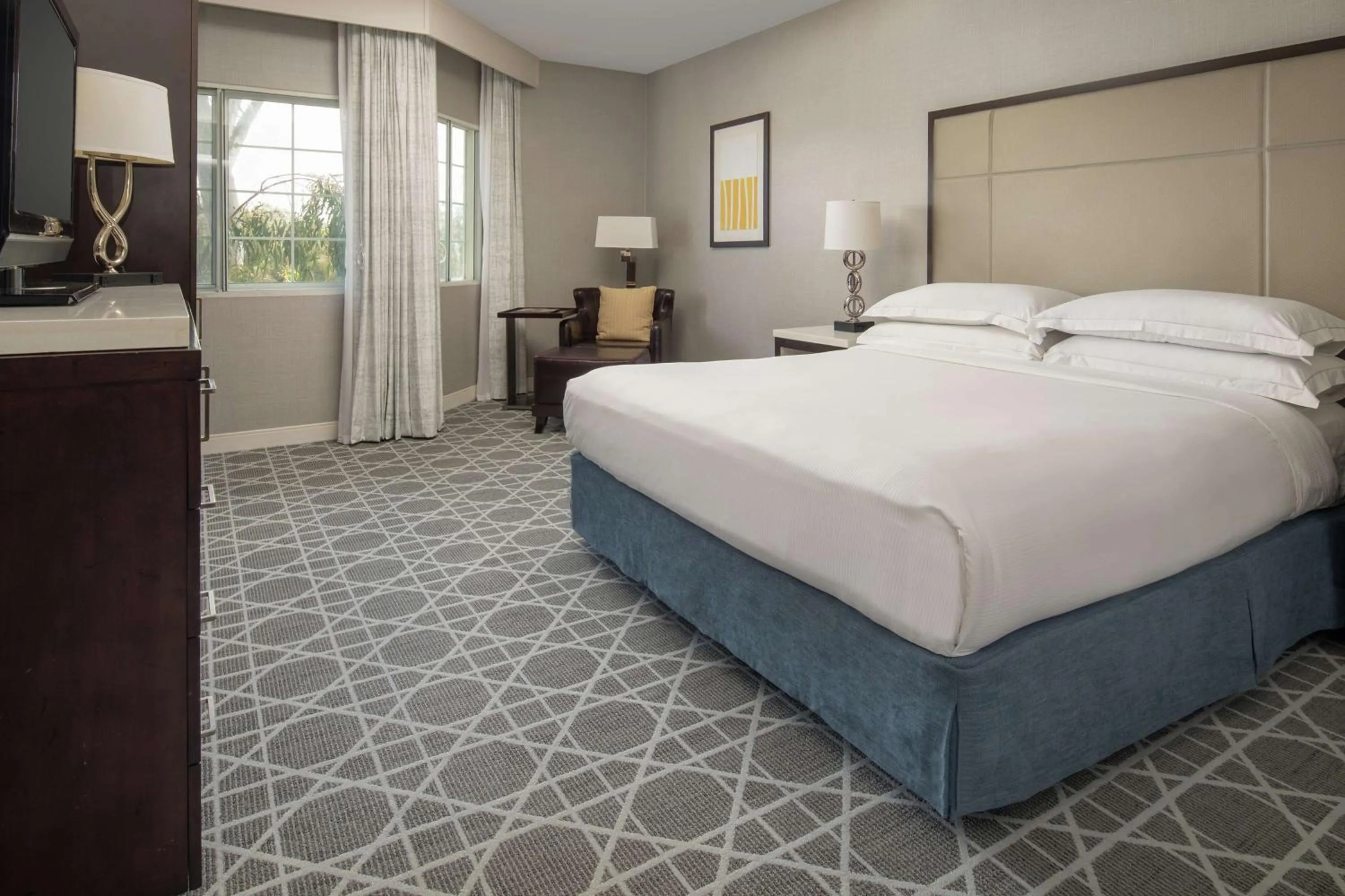 King Room with Bath Tub - Mobility Access in Hilton San Diego/Del Mar