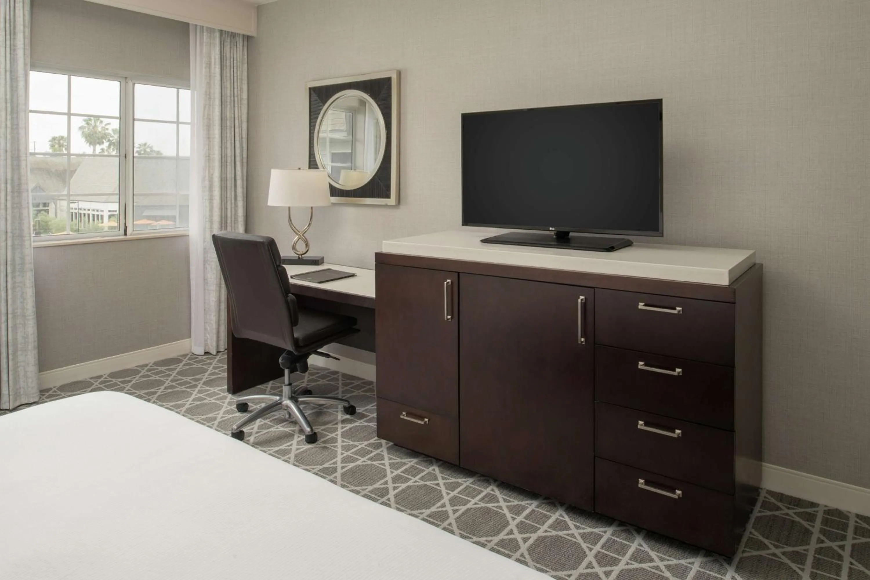 Junior King Suite with Seating Area in Hilton San Diego/Del Mar