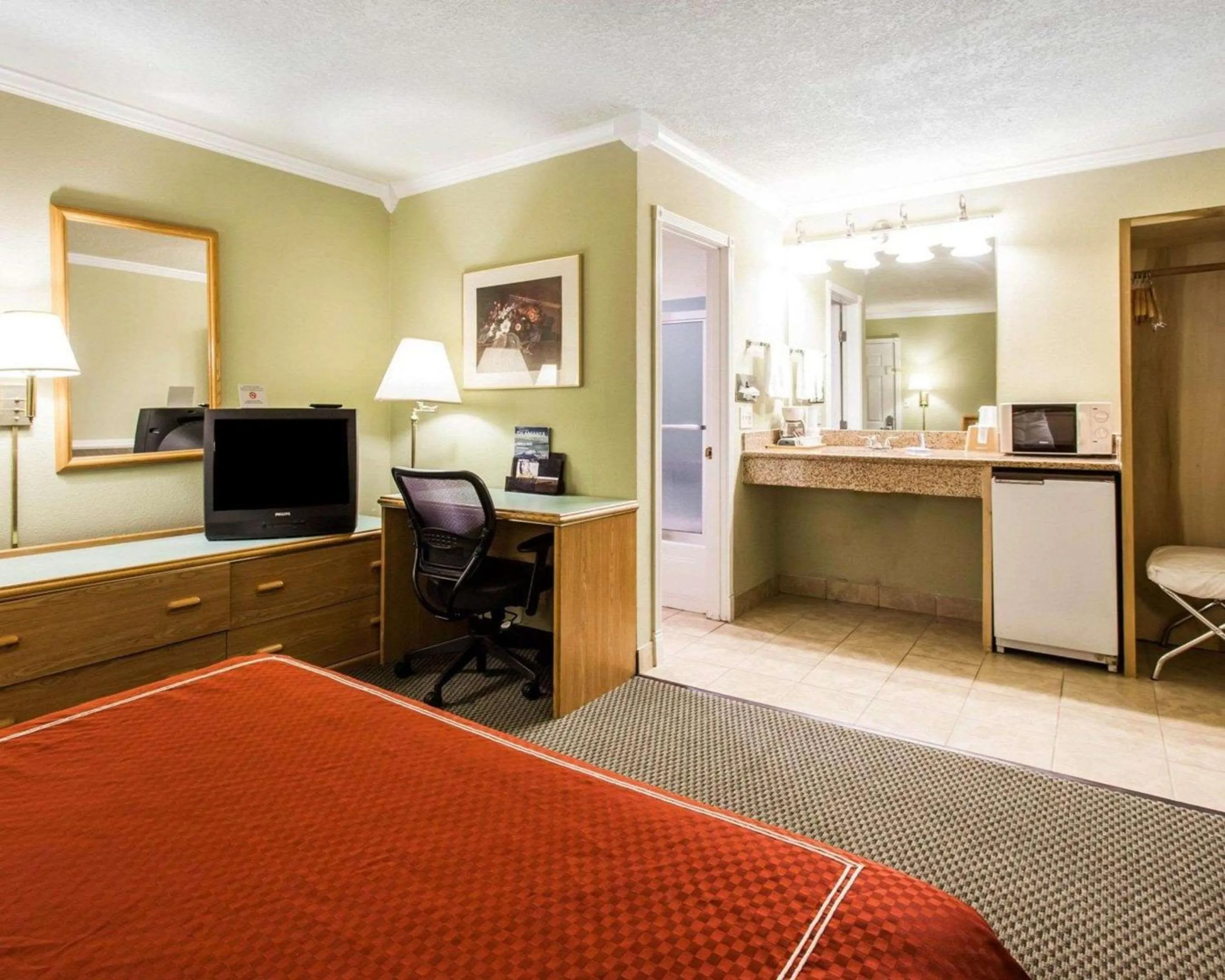 Queen Room in Rodeway Inn