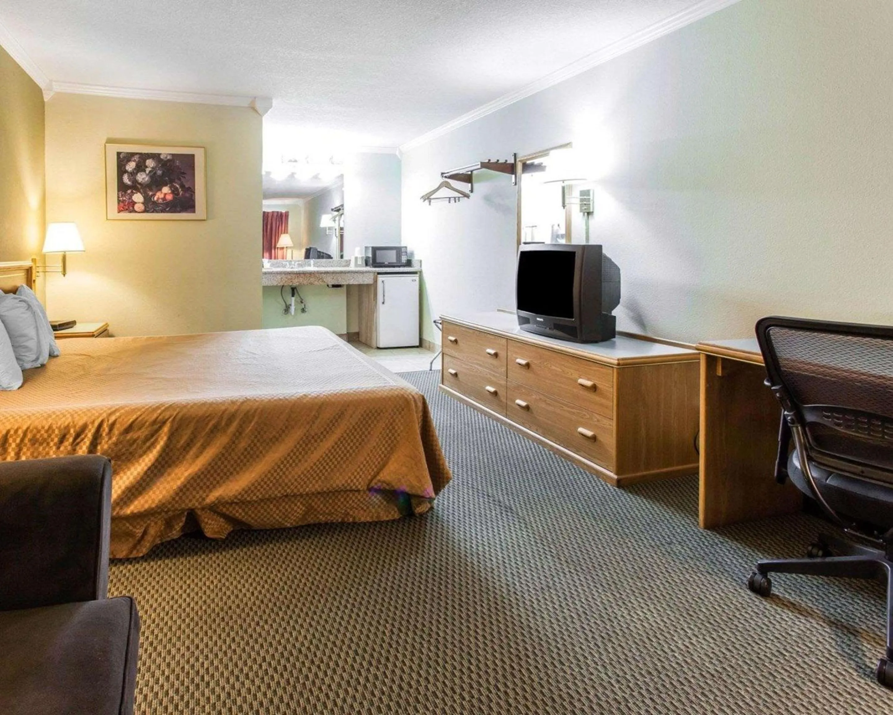 King Room in Rodeway Inn