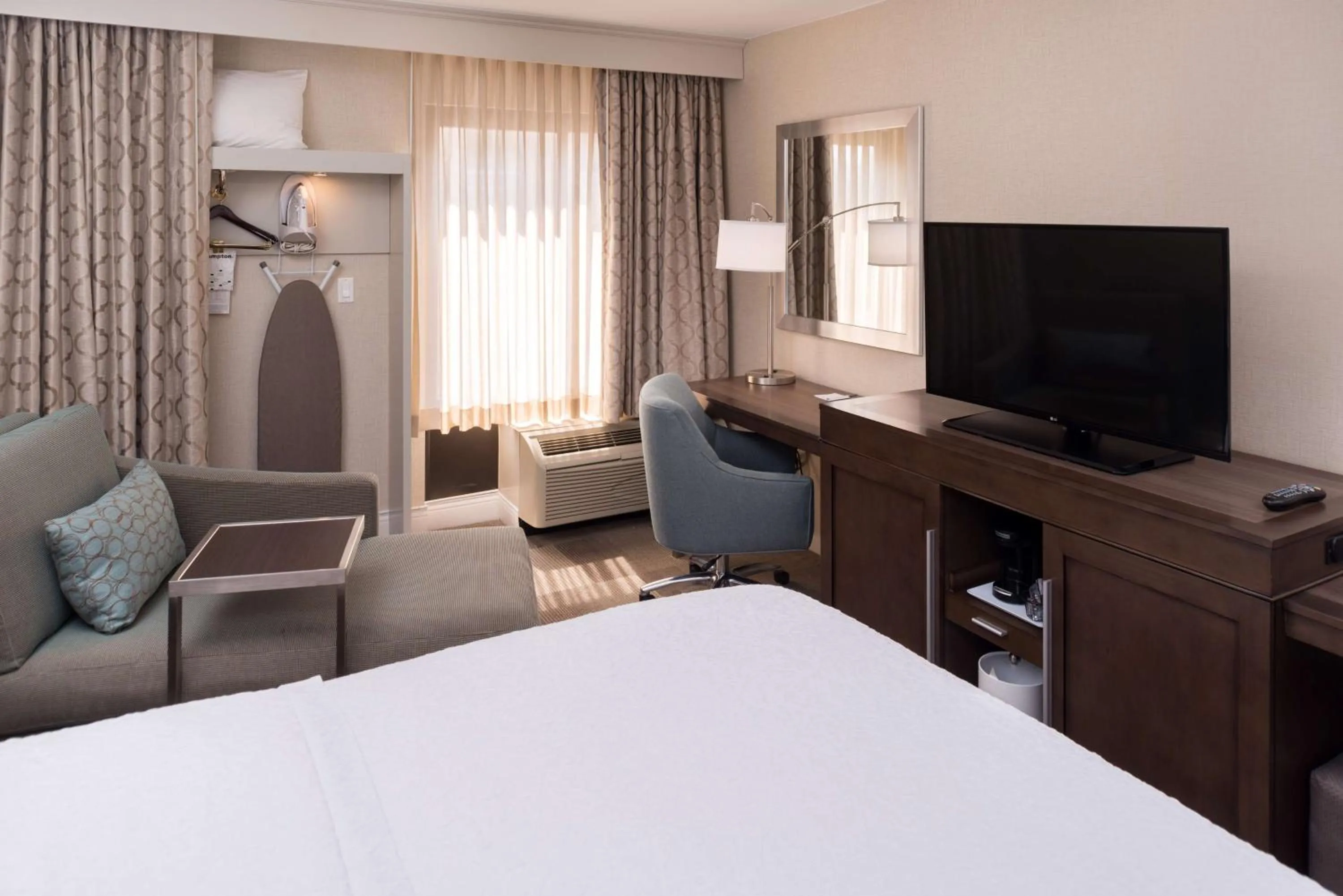 King Room with King Bed - Non-Smoking in Hampton Inn Los Angeles-West Covina