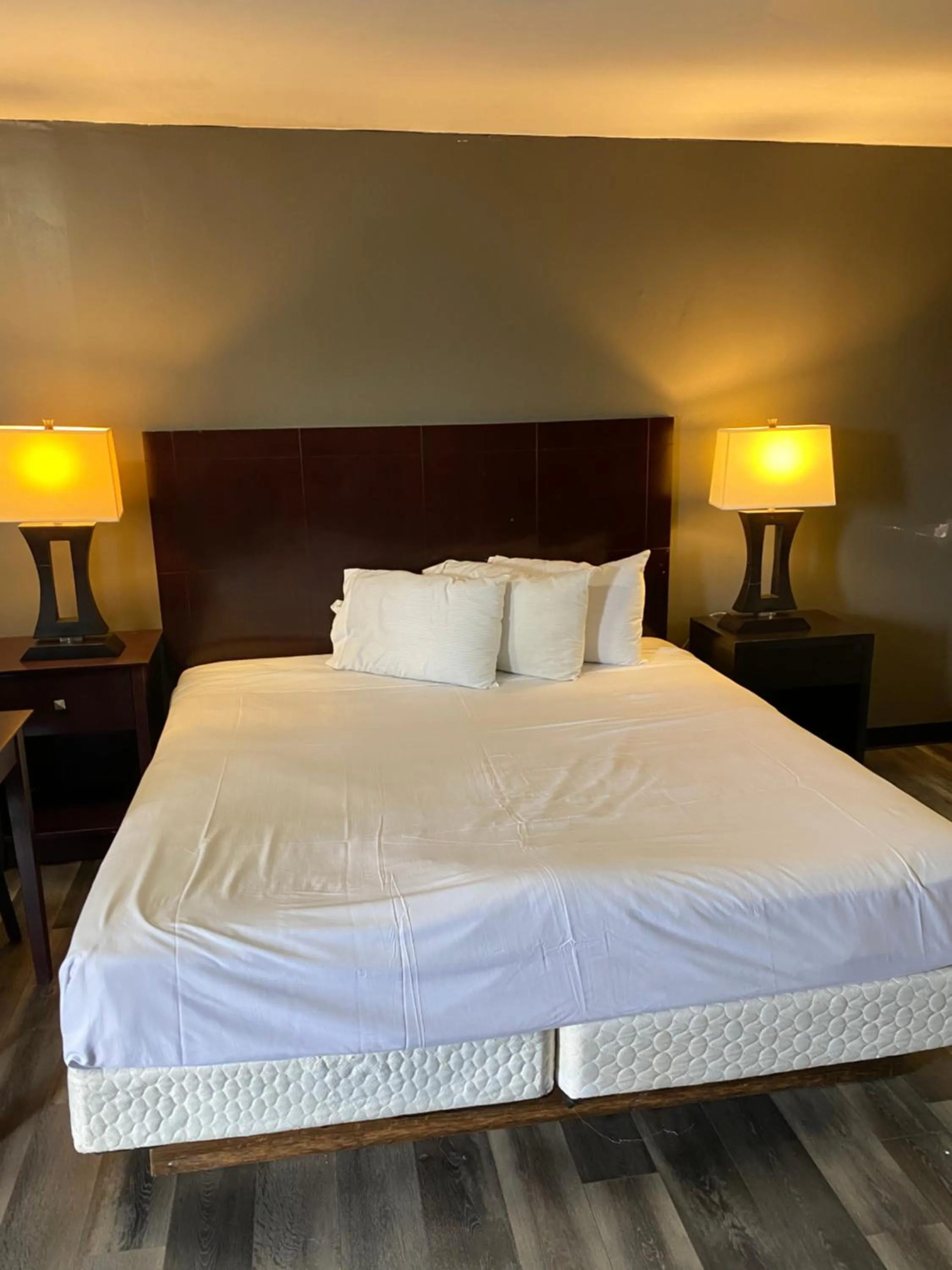 King Room - Non-Smoking in Tourist Inn