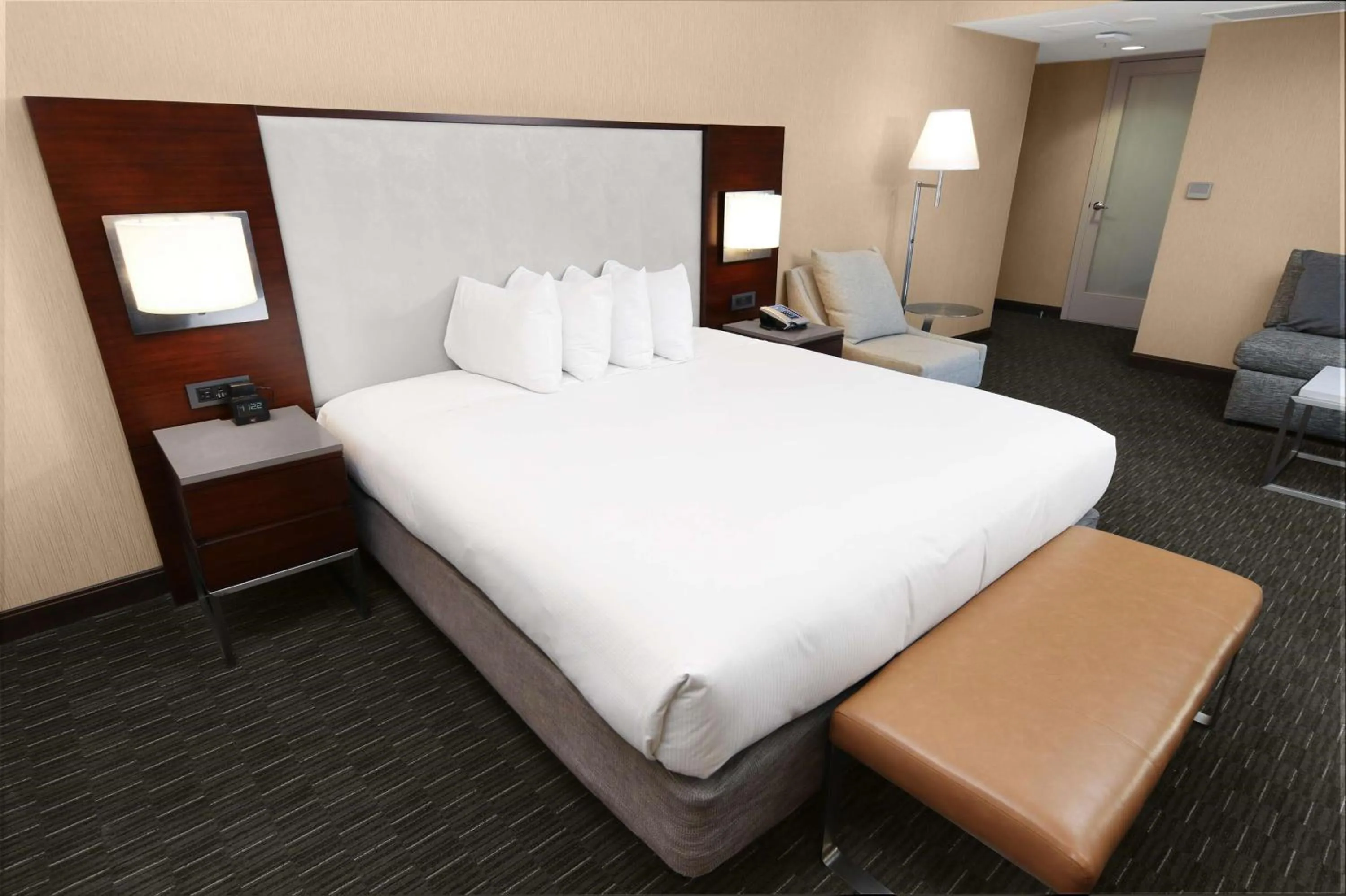 Junior King Suite with Seating Area in Hilton San Francisco Union Square