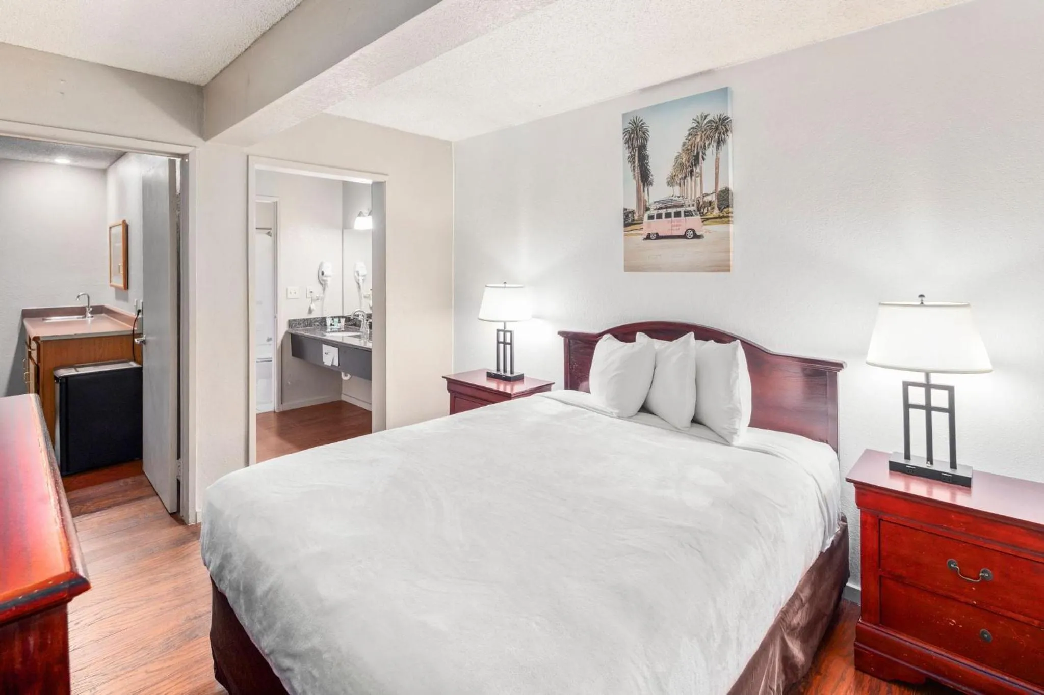 Premium Queen Suite in Inn at Lake Washington By OYO I-405