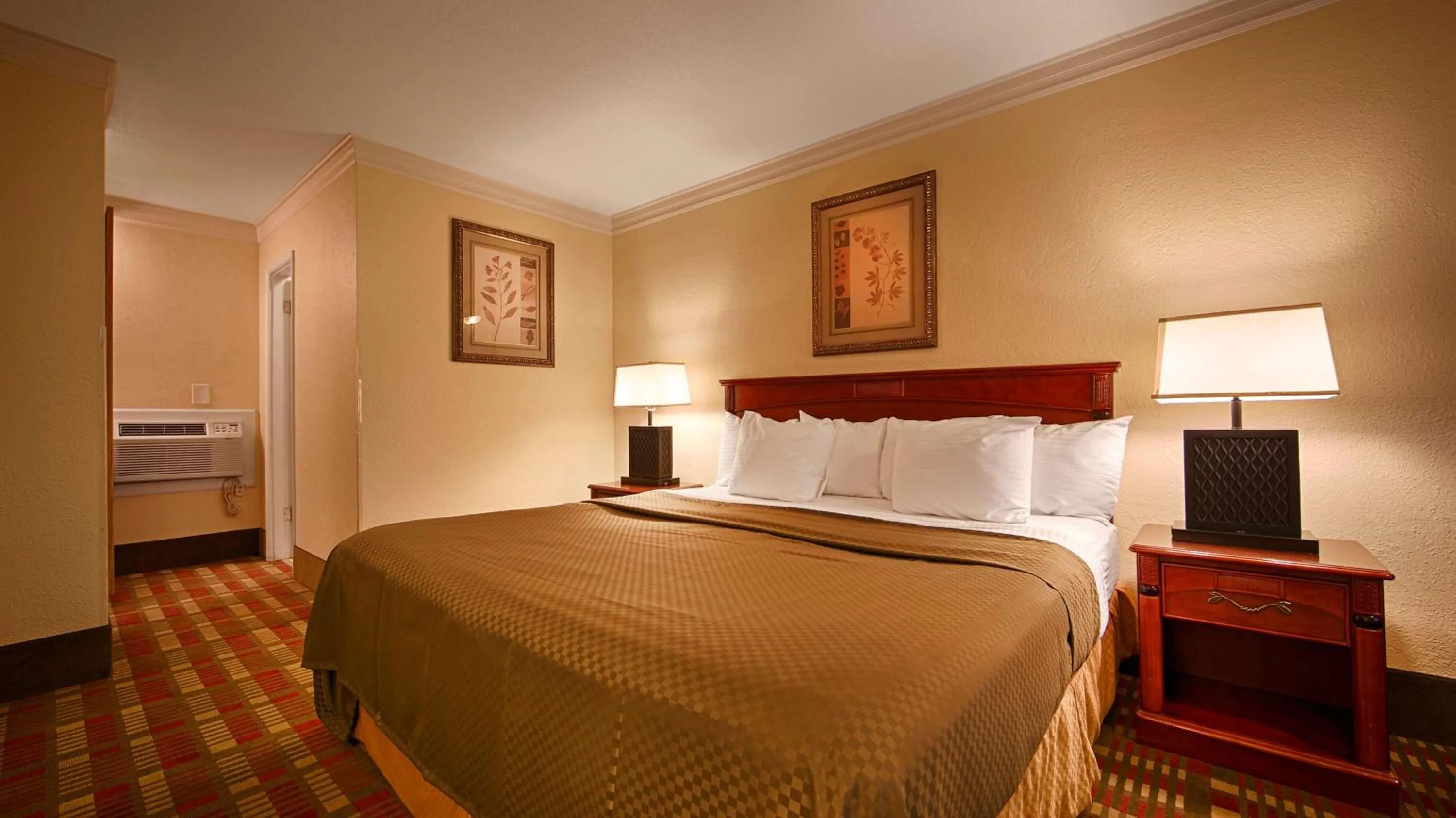 King Suite with Sofa Bed and Kitchen - Non-Smoking in Best Western Garden Villa Inn