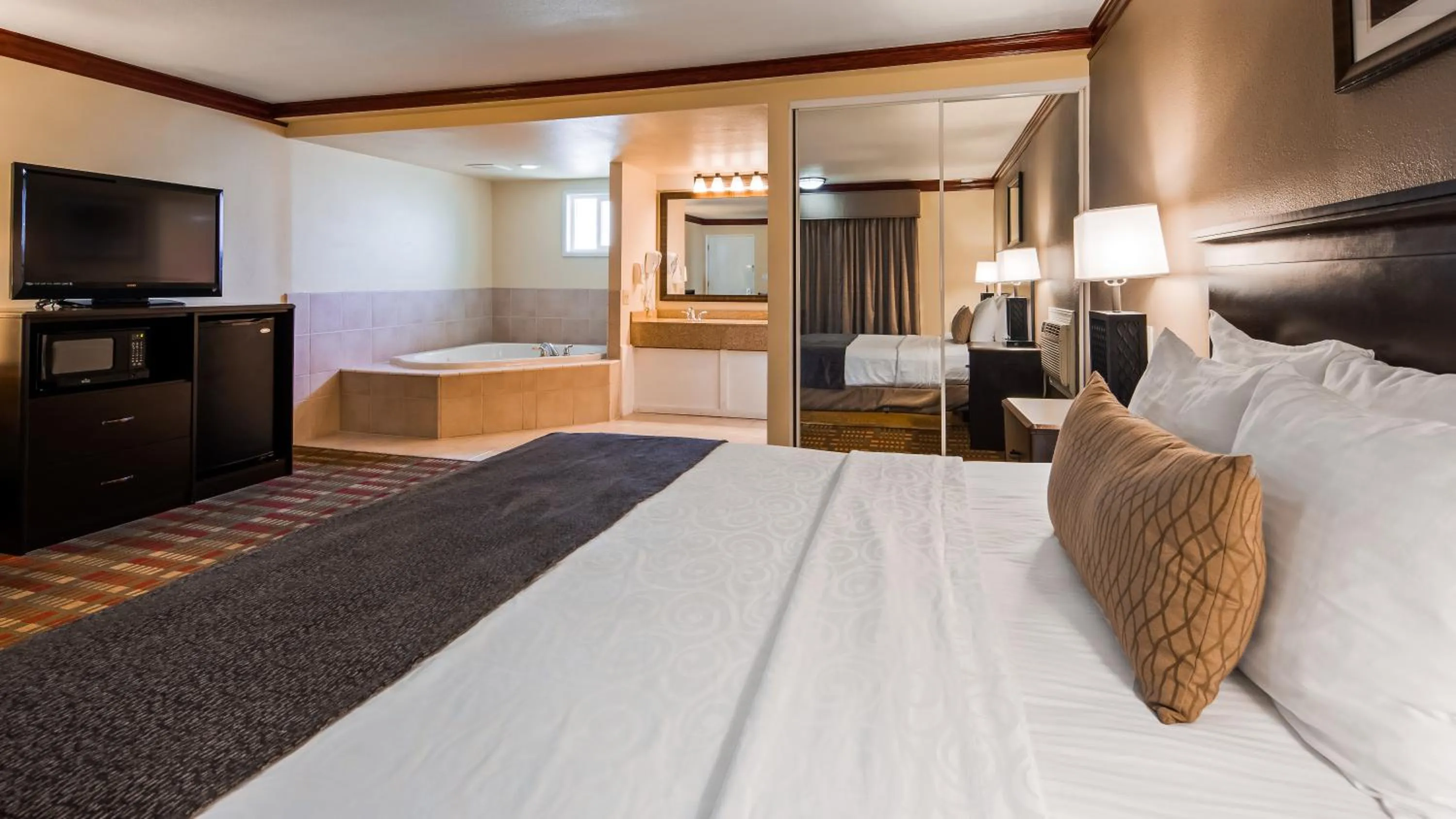 King Room with Spa Bath in Best Western Garden Villa Inn