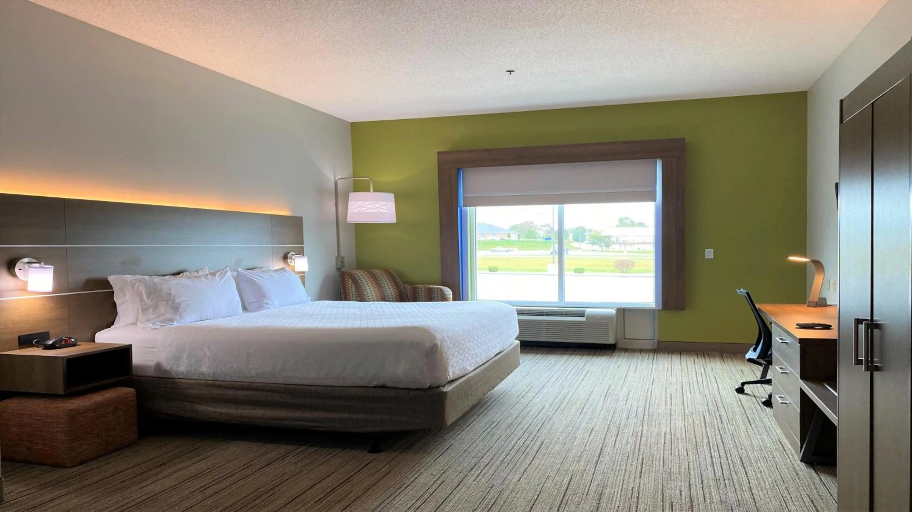 King Suite with Sofa Bed in Holiday Inn Express Hotel & Suites Somerset Central by IHG