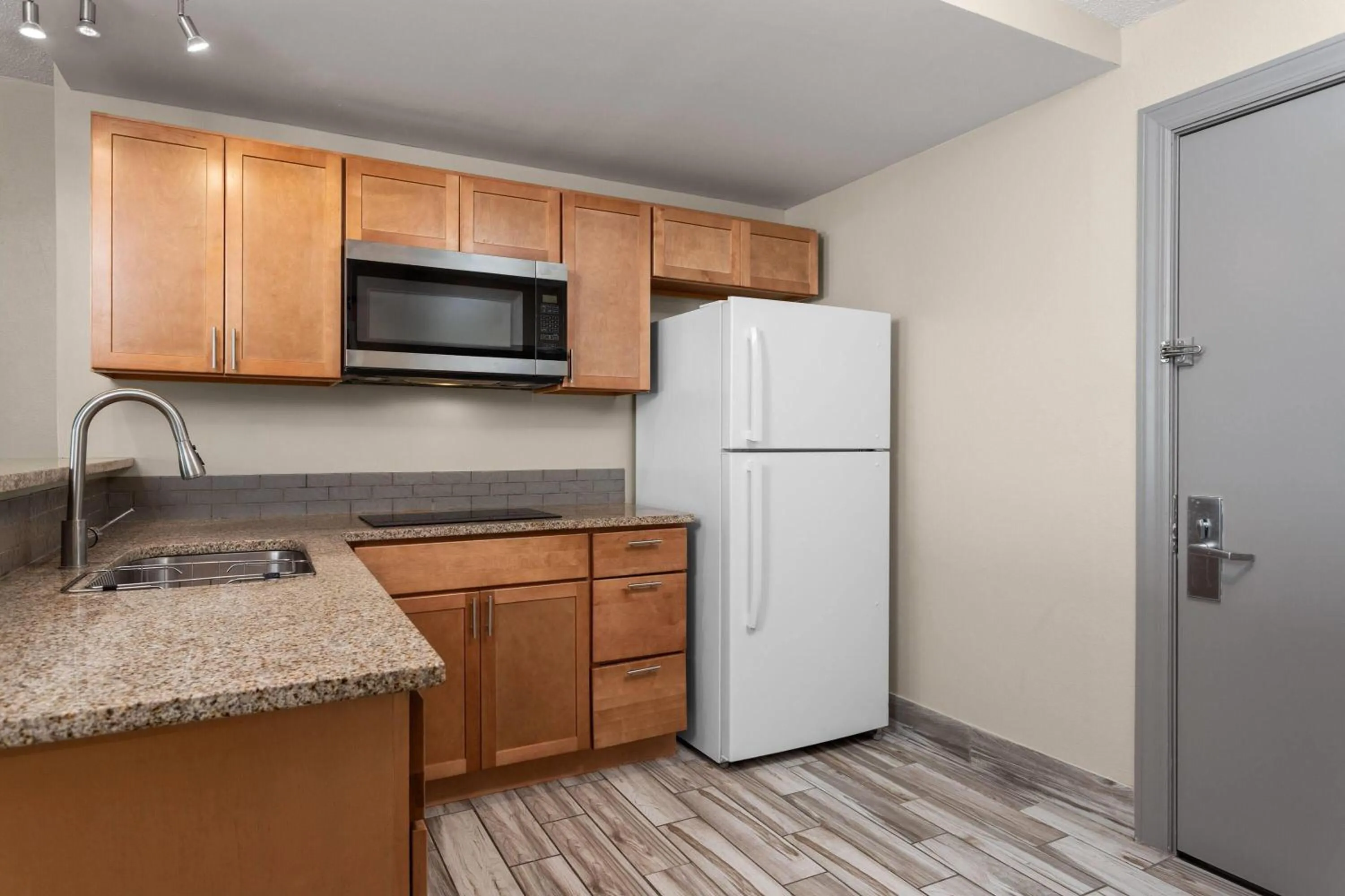 One-Bedroom Deluxe Queen Efficiency Suite - Non-Smoking in Days Inn and Suites by Wyndham Hammond, IN