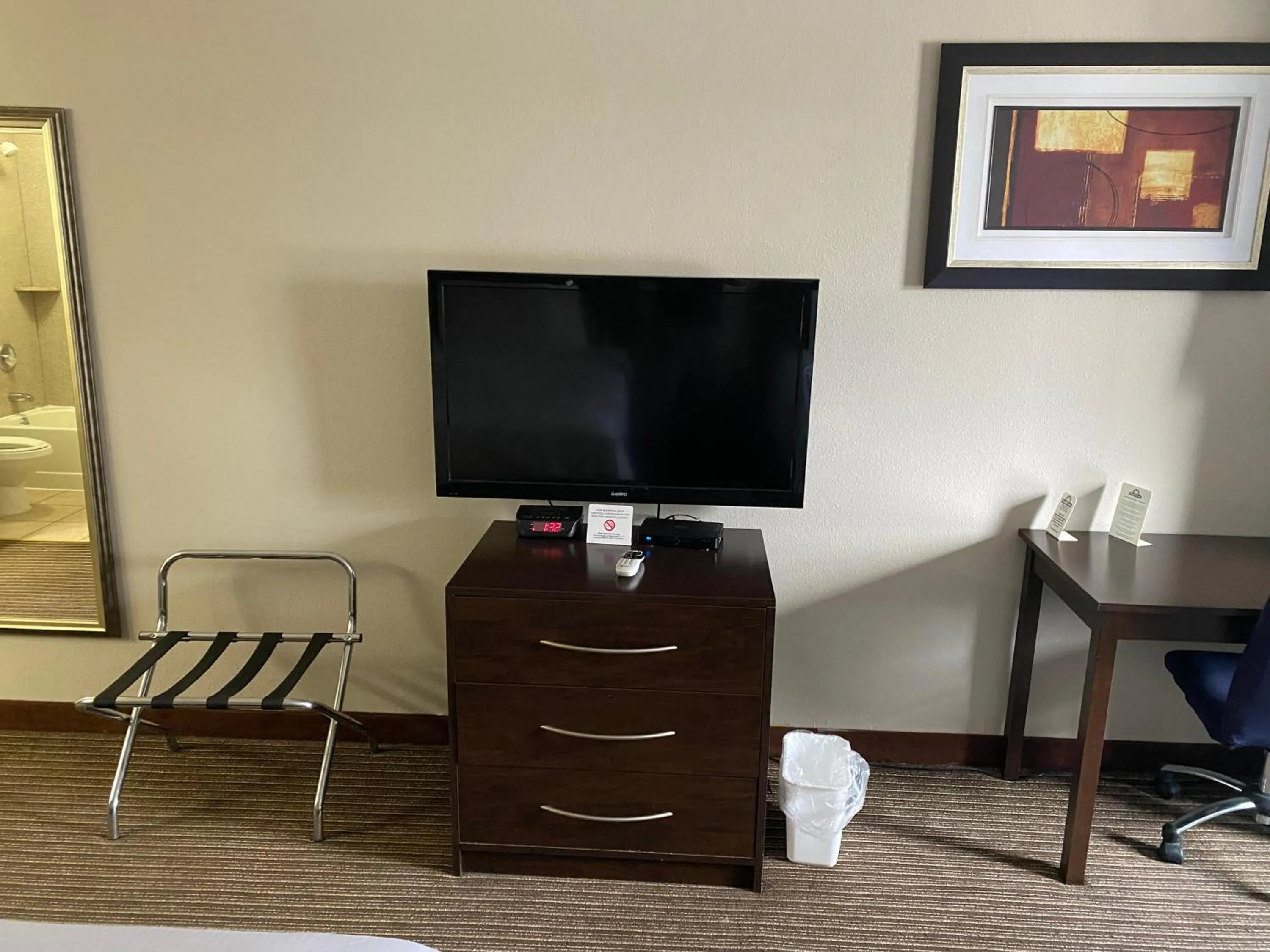 Deluxe King Room - Non-Smoking in Days Inn by Wyndham Perryville MO