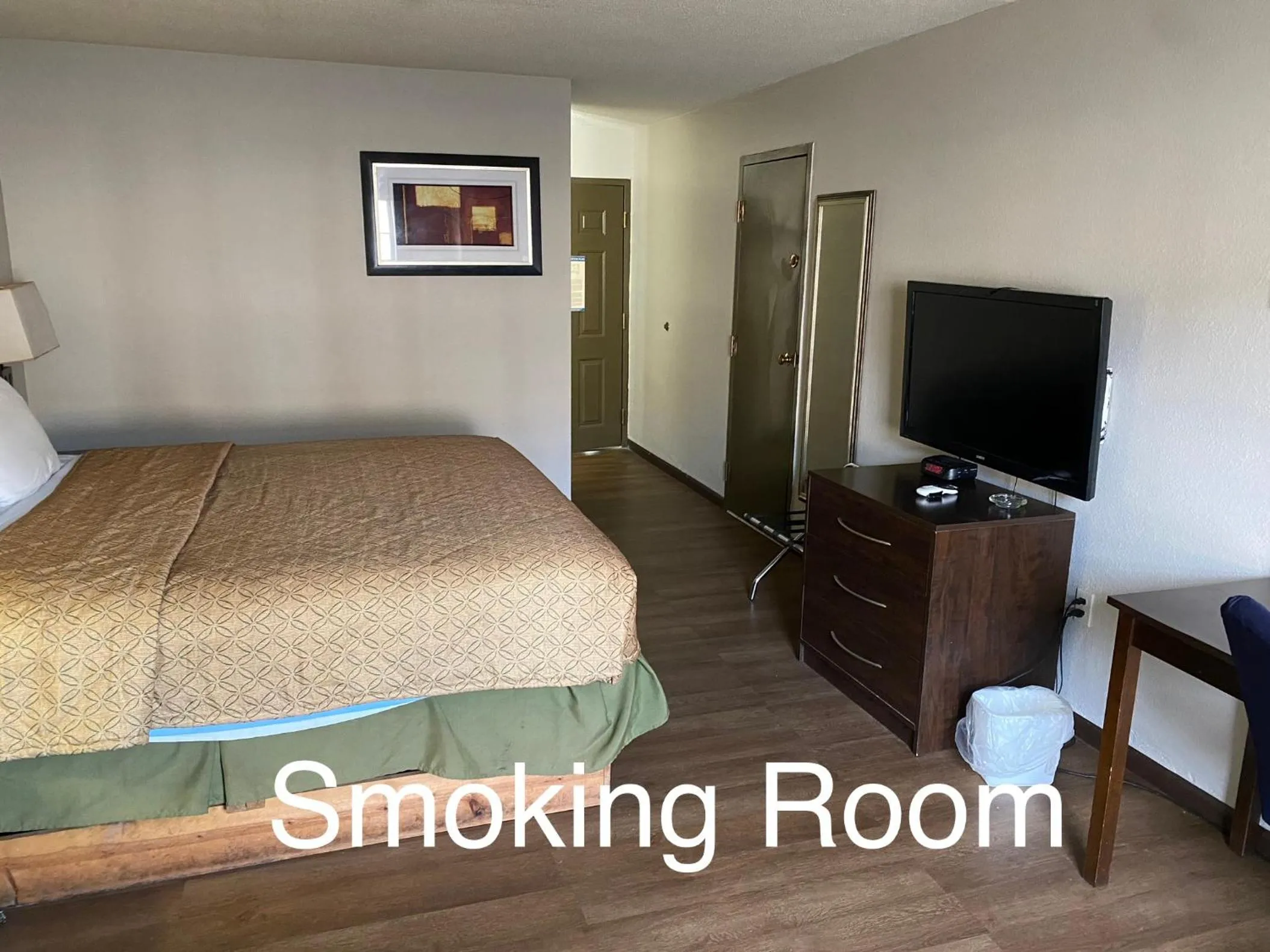 King Room - Smoking  in Days Inn by Wyndham Perryville MO
