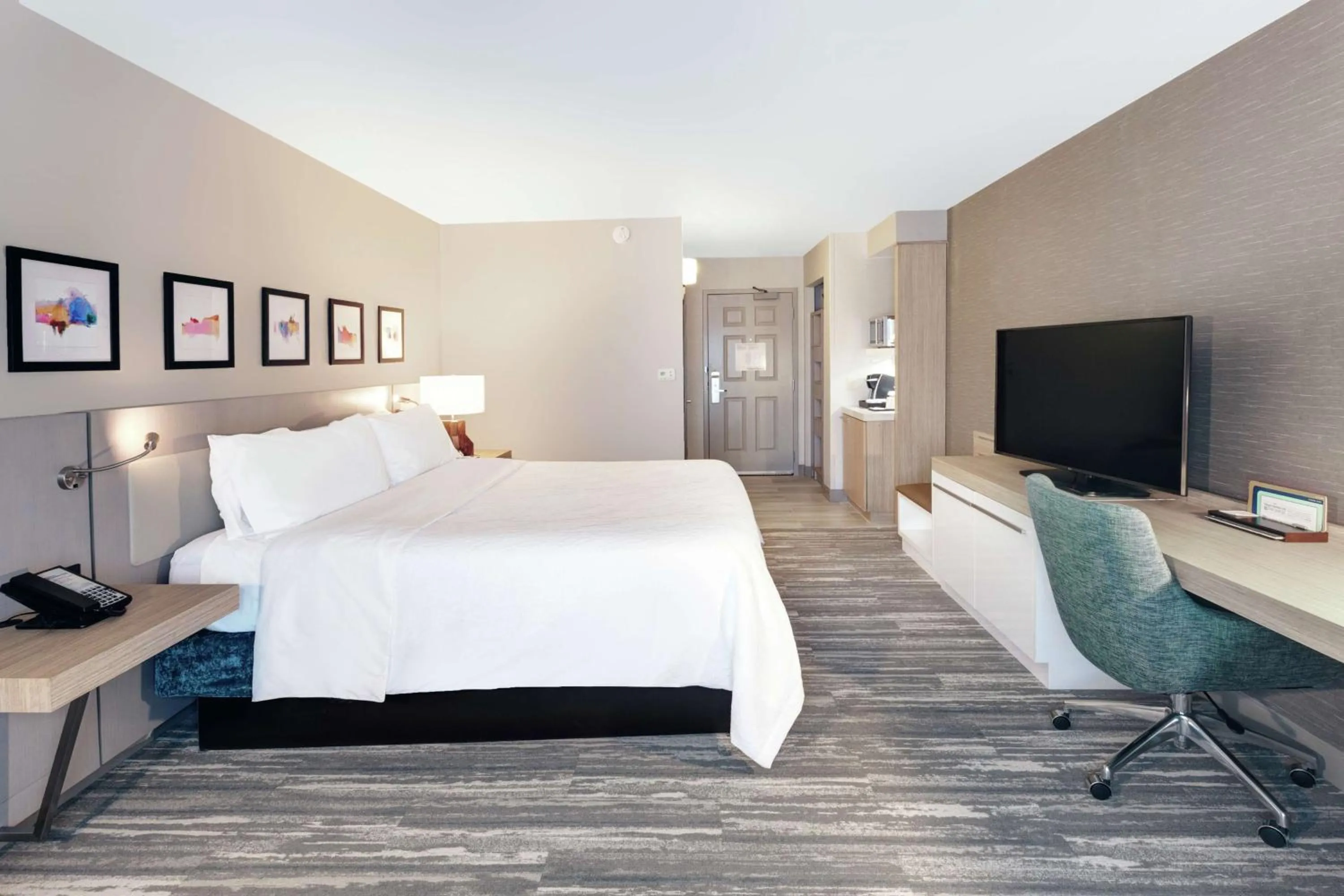 King Room with Tub - Mobility and Hearing Access in Hilton Garden Inn Evanston