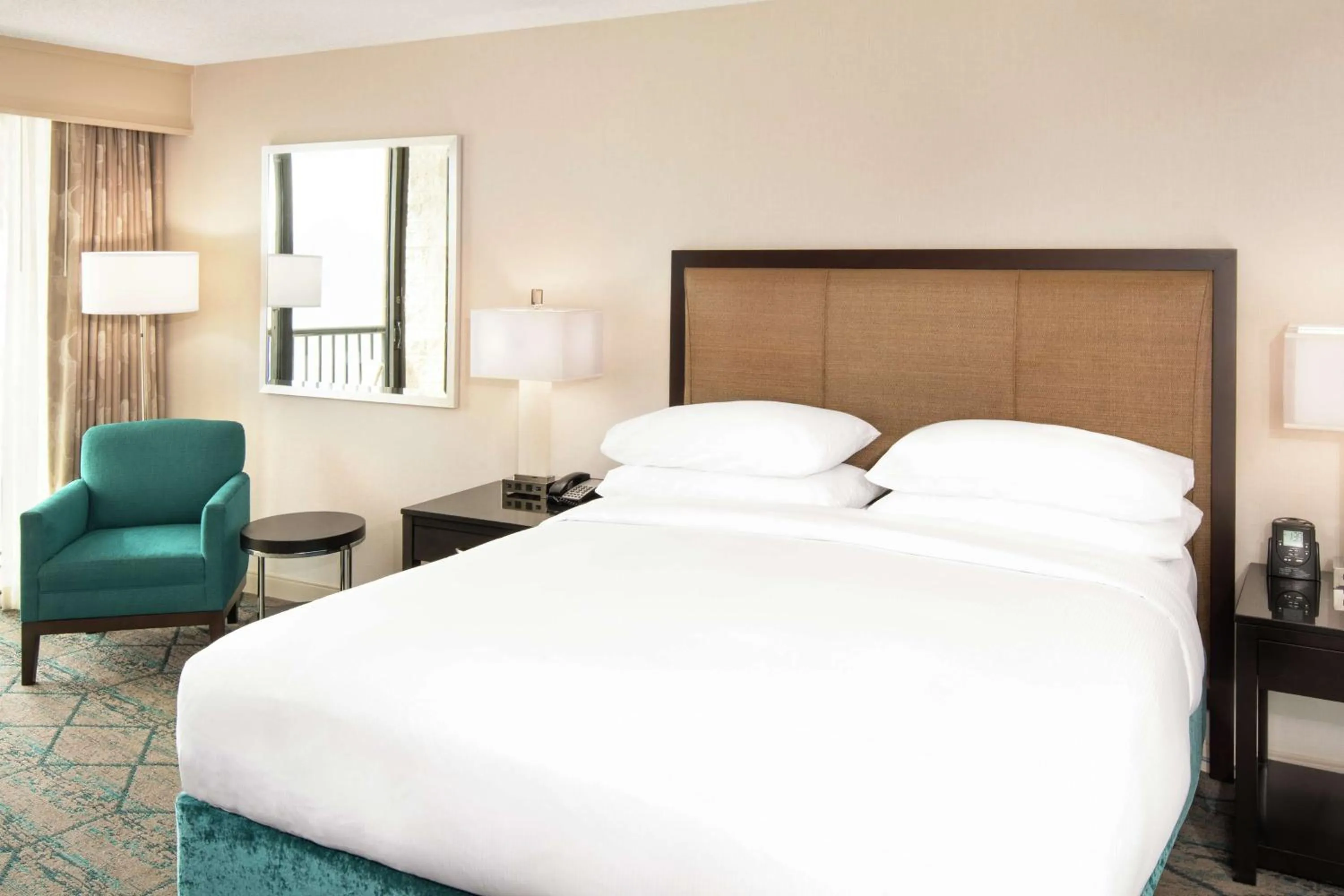 King Room with Roll-In Shower - Mobility Access in Hilton San Diego Airport/Harbor Island