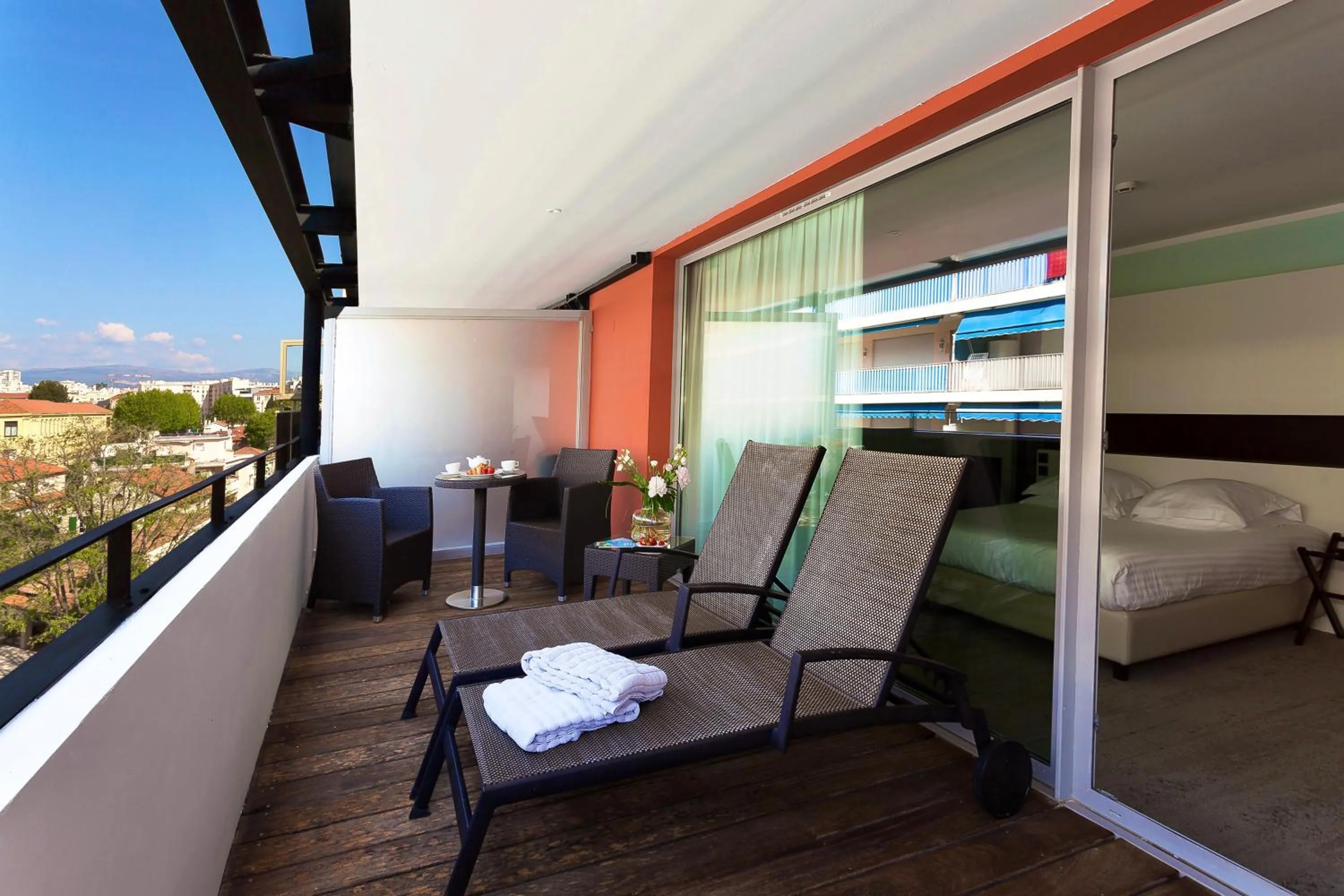 Family Apartment Terrace Street View in Royal Antibes - Luxury Hotel, Résidence, Beach & Spa