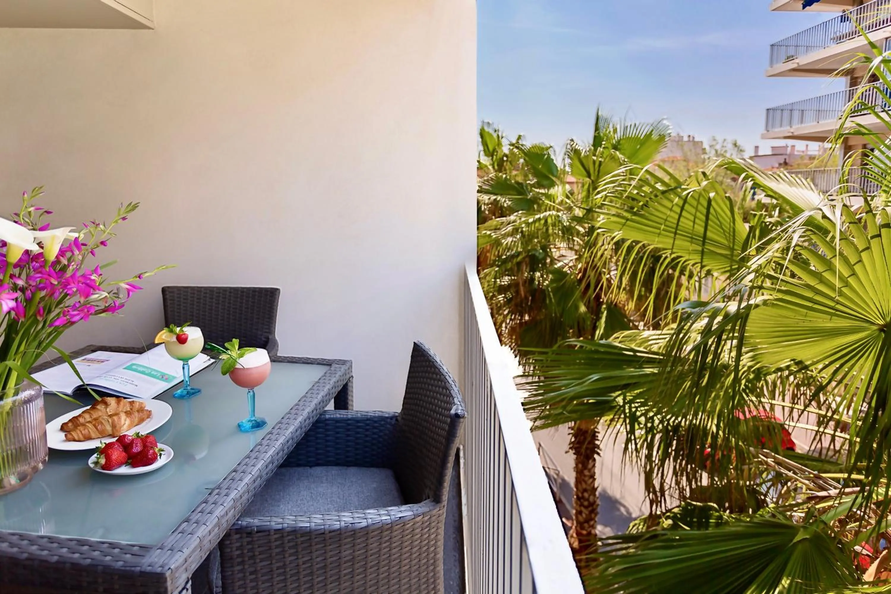 Deluxe Apartment with Terrace Street View in Royal Antibes - Luxury Hotel, Résidence, Beach & Spa