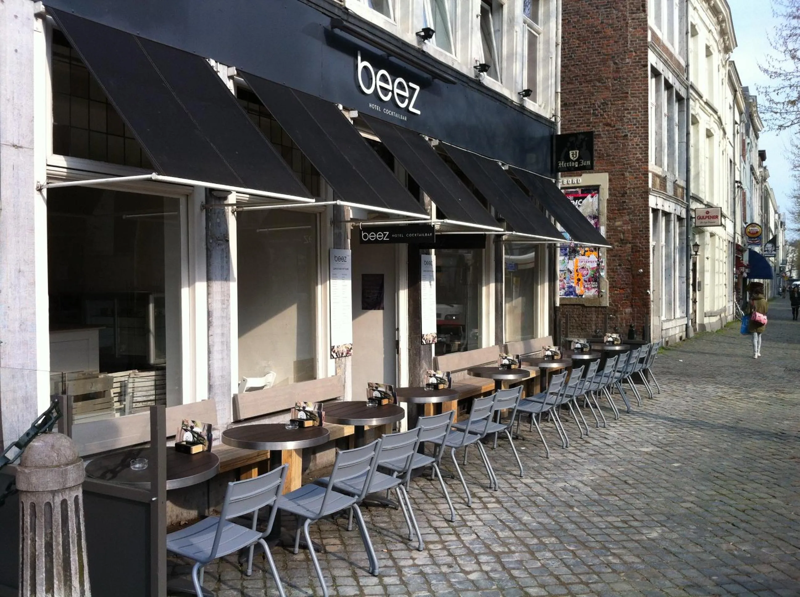 Basic Twin Room in Hotel Beez