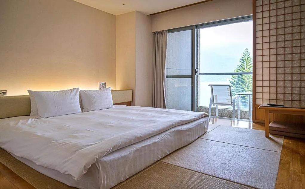 Deluxe Double Room with Side Lake View in Hotel Del Lago