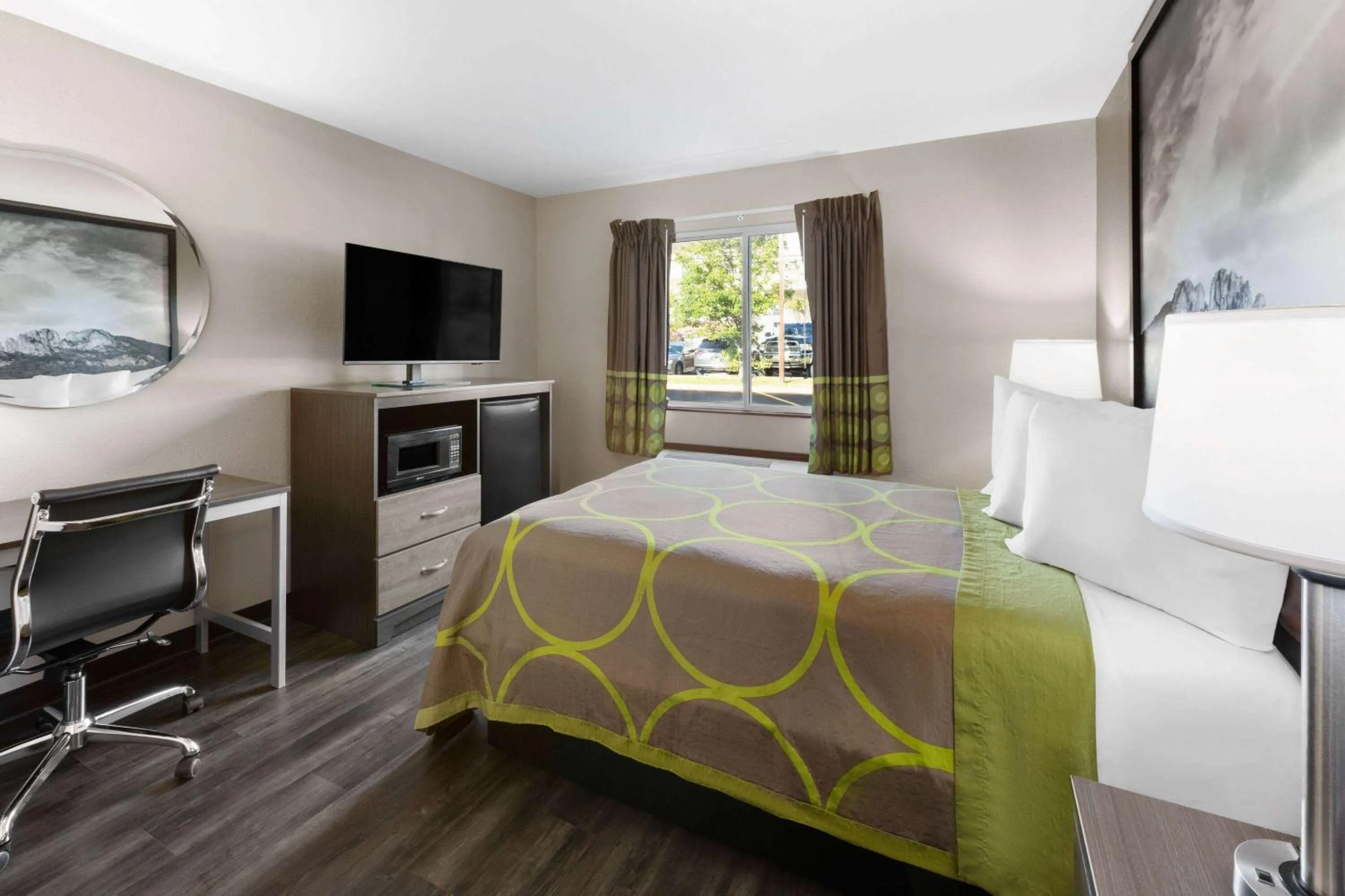 Double Room with Roll-In Shower with Grab Bars - Mobility Accessible/Non-Smoking in Super 8 by Wyndham Fairmont