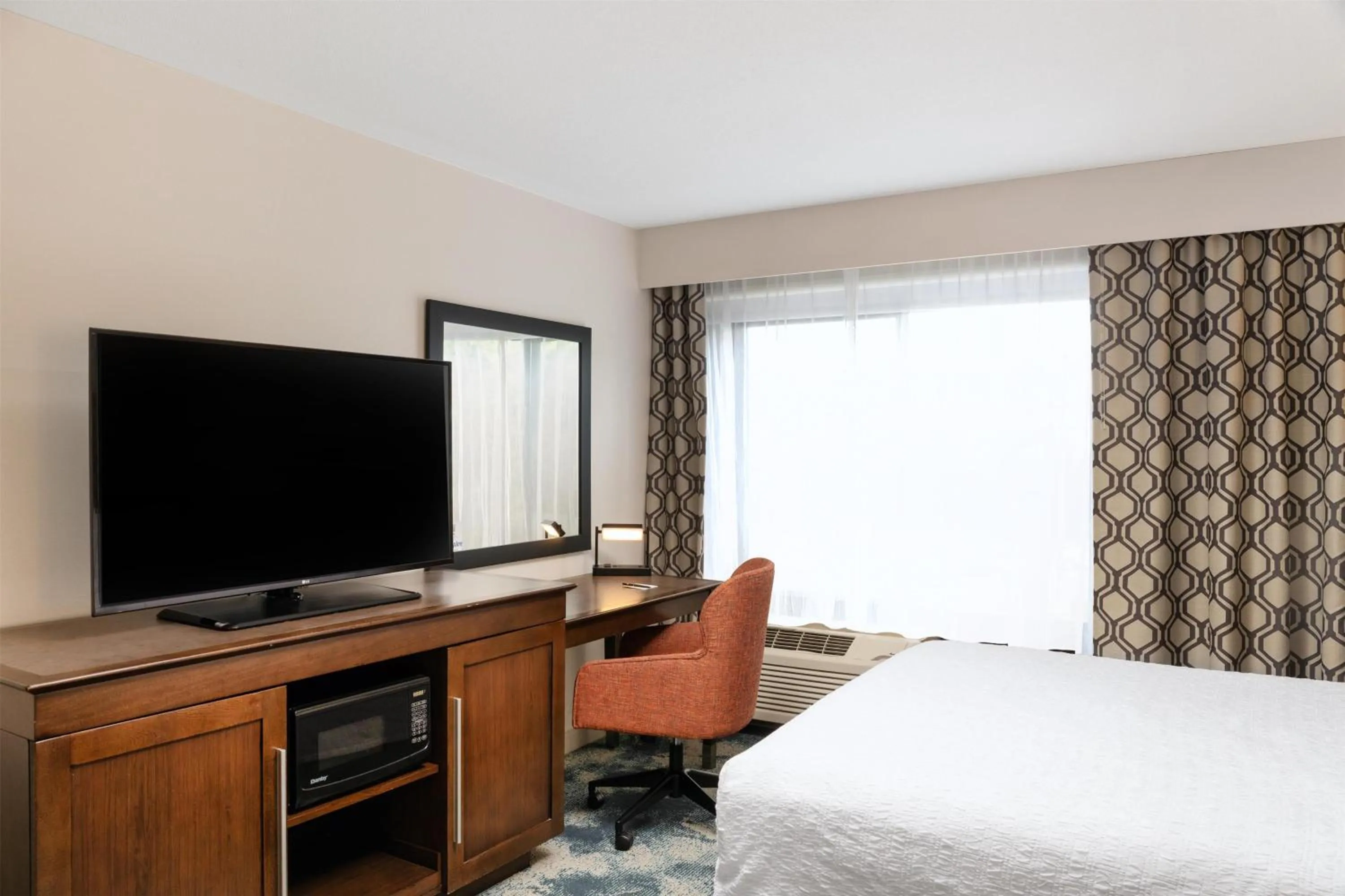 Queen Room - Non-Smoking in Hampton Inn Portland East